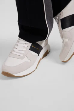 Basket en cuir blanches et marine à semelles crantées