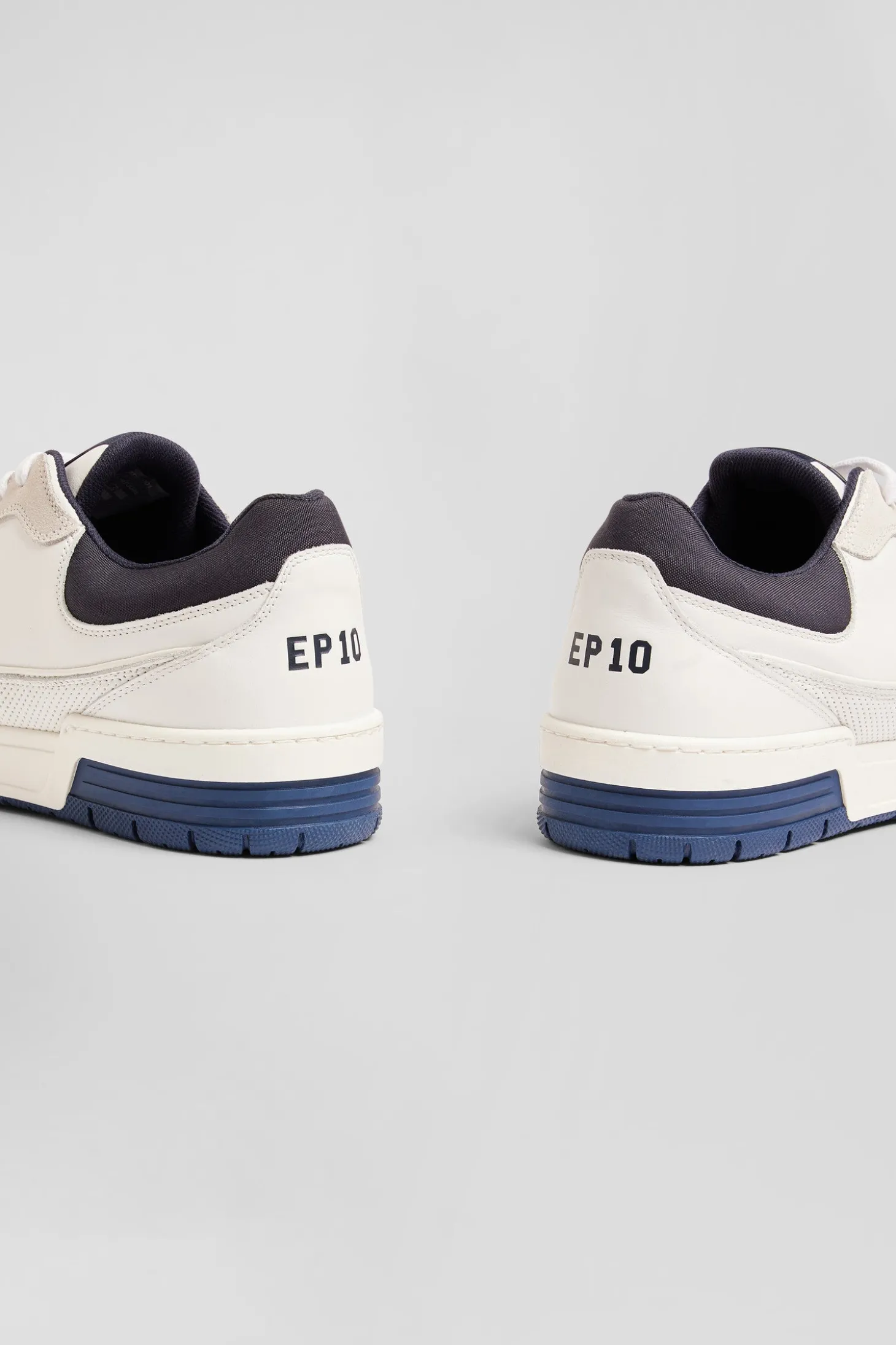 Basket en cuir blanches et bleu marine EP10