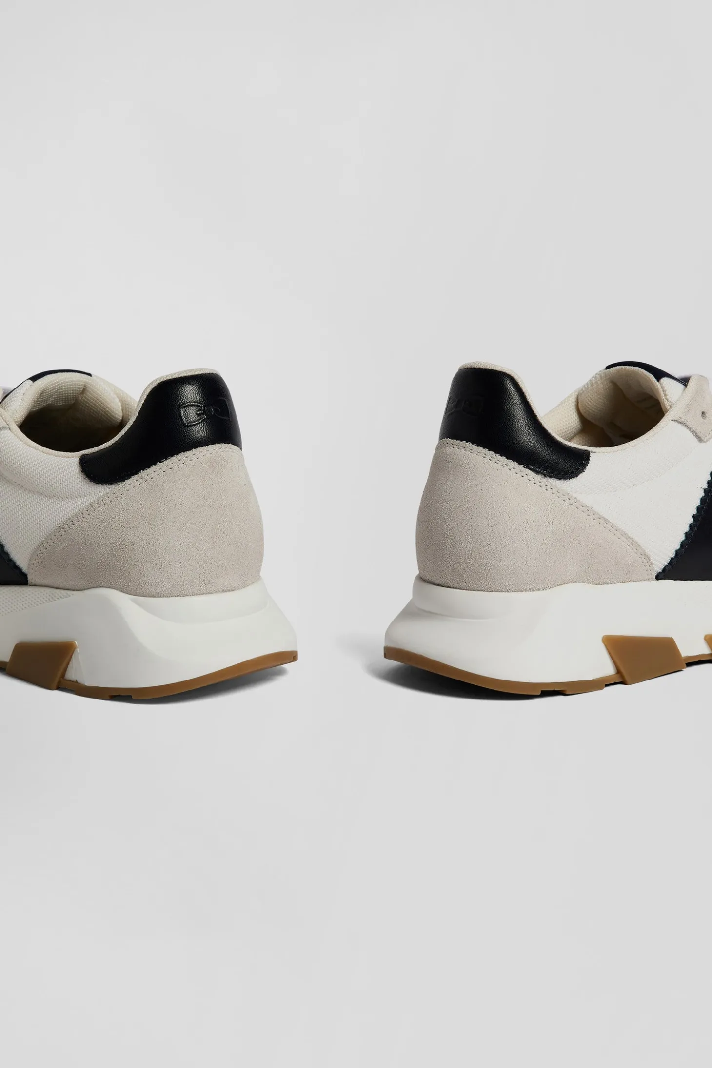 Basket en cuir blanches et marine à semelles crantées