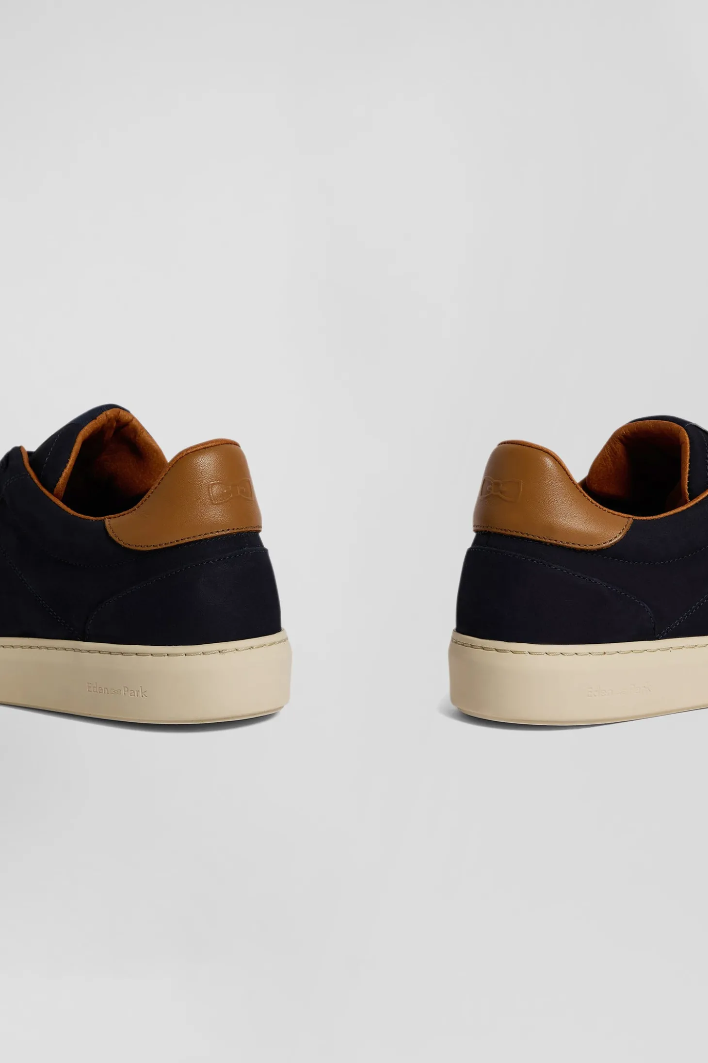 Baskets basses en cuir grainé bleu marine
