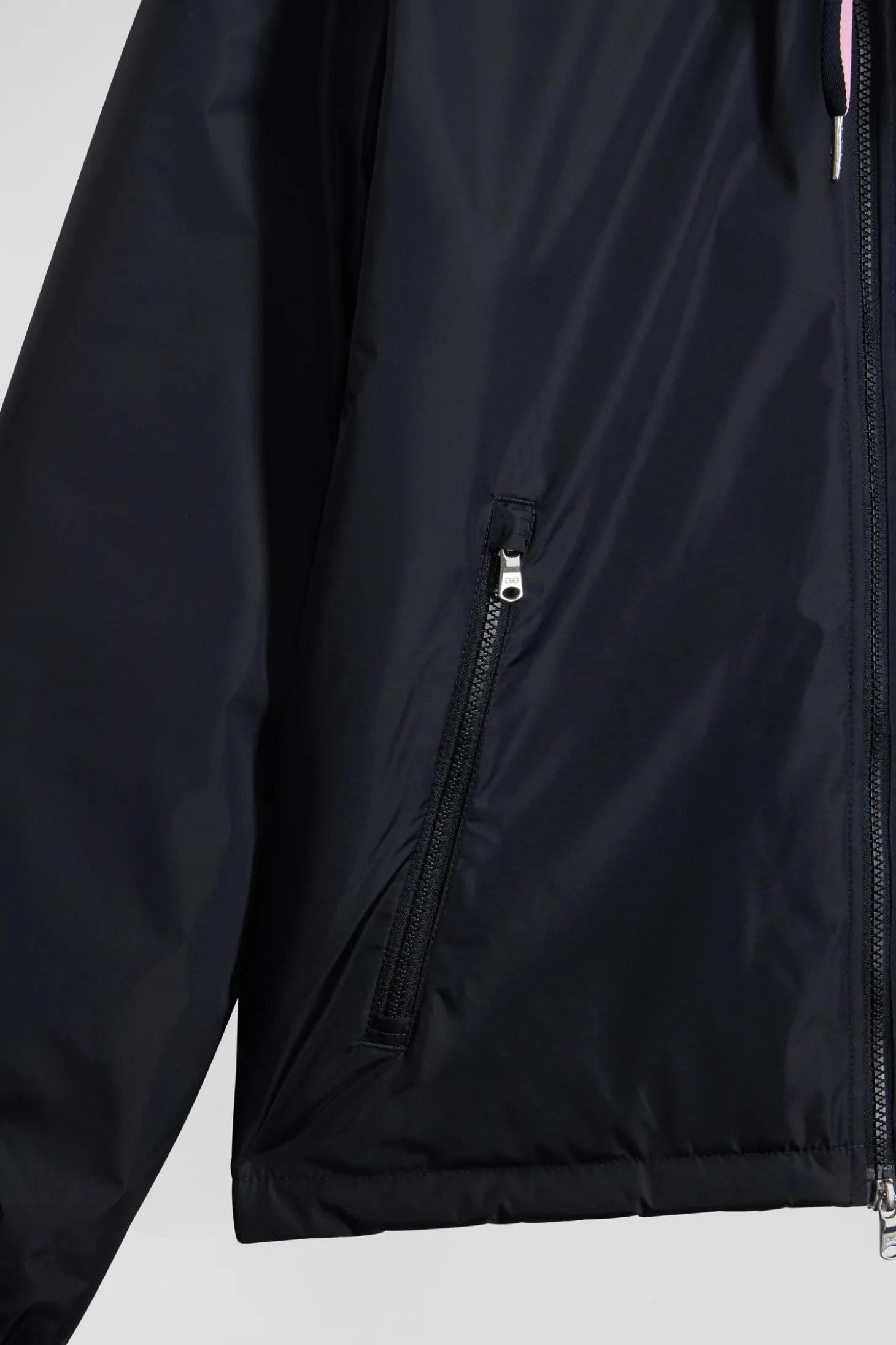 Blouson coupe-vent à capuche bleu marine