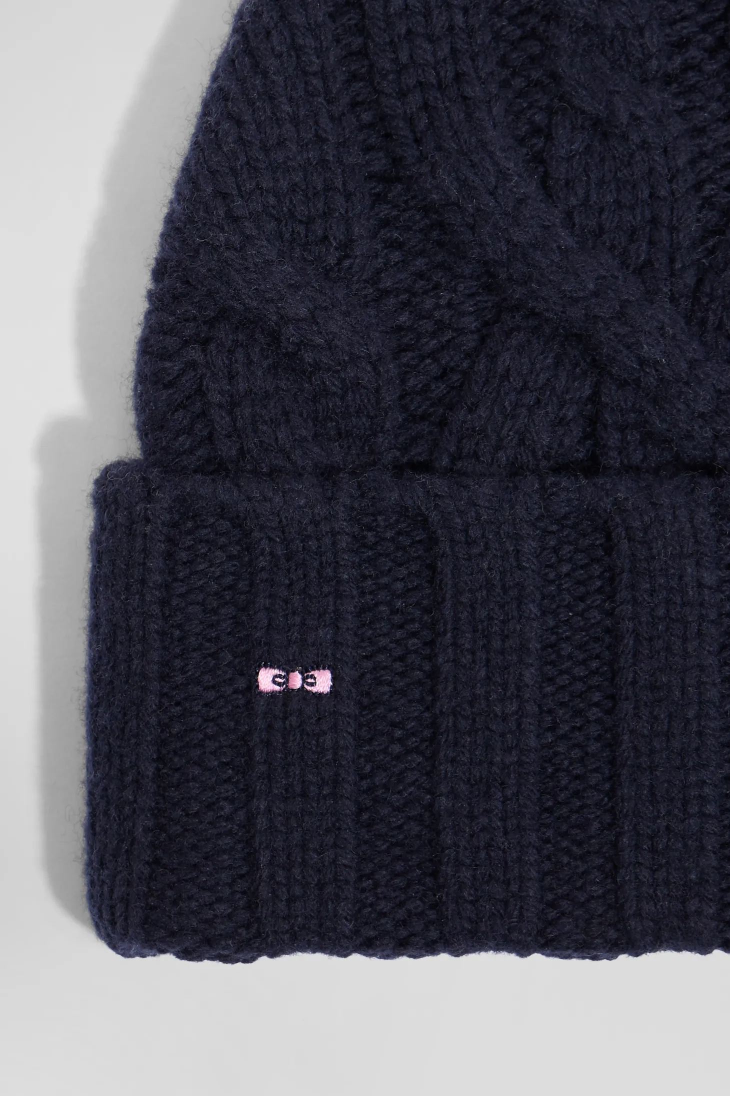 Bonnet en laine torsadée bleu marine