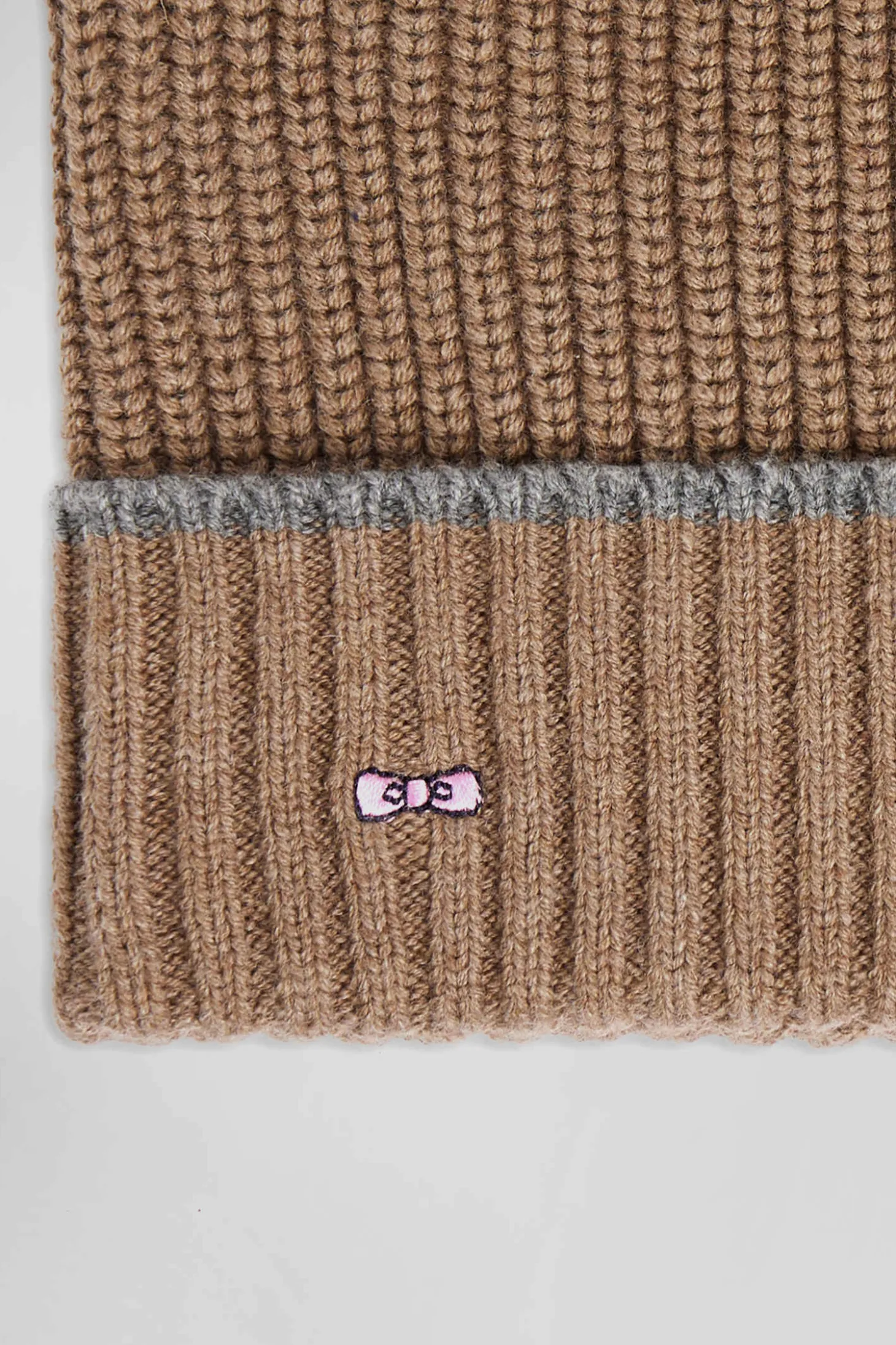 Bonnet en maille côtelée marron