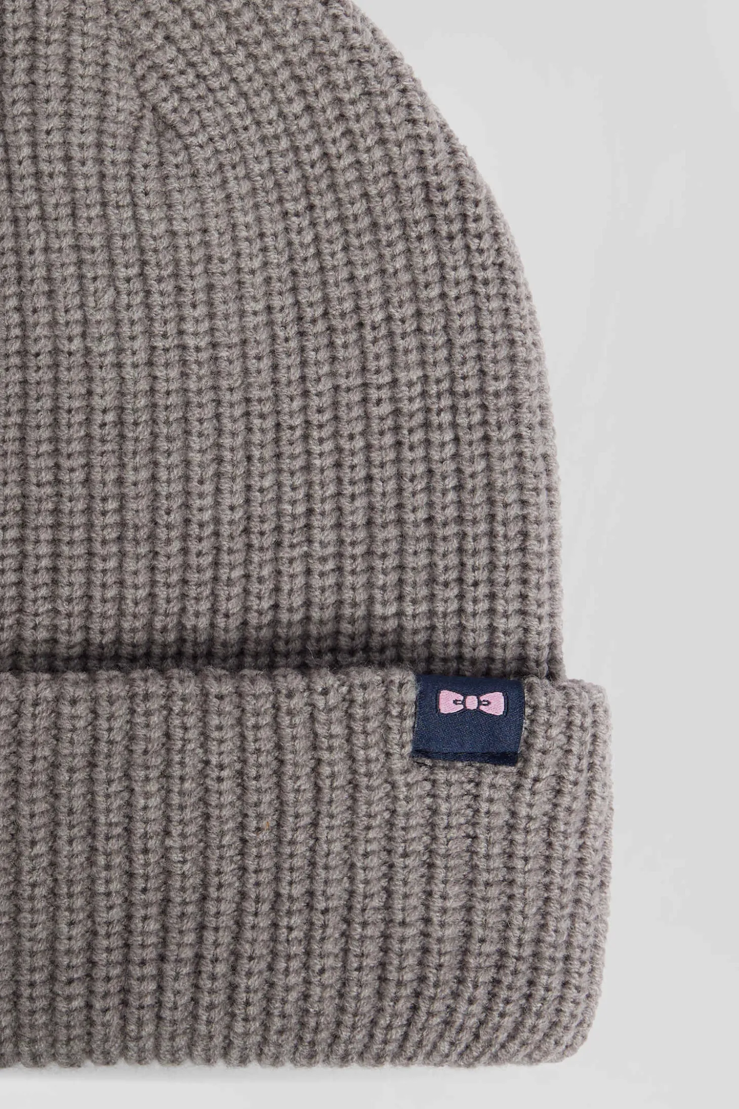 Bonnet en maille gris chiné broderie nœud papillon