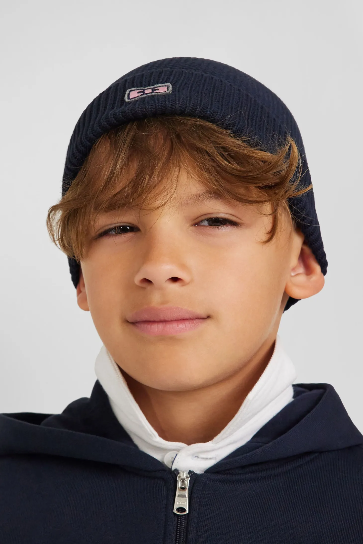 Bonnet uni en coton bleu marine broderie nœud papillon