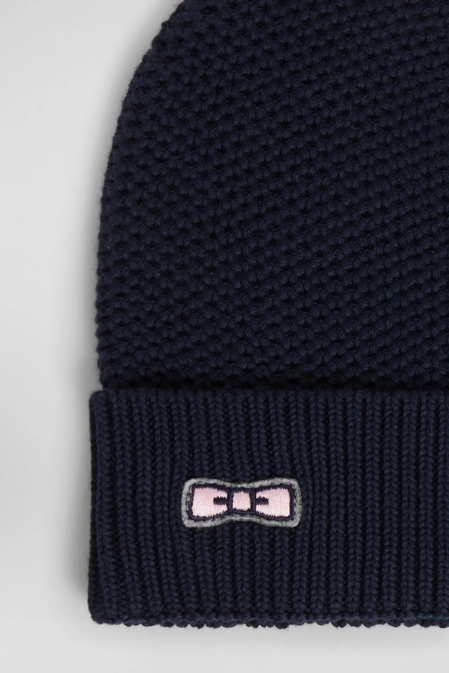 Bonnet uni en coton bleu marine broderie nœud papillon