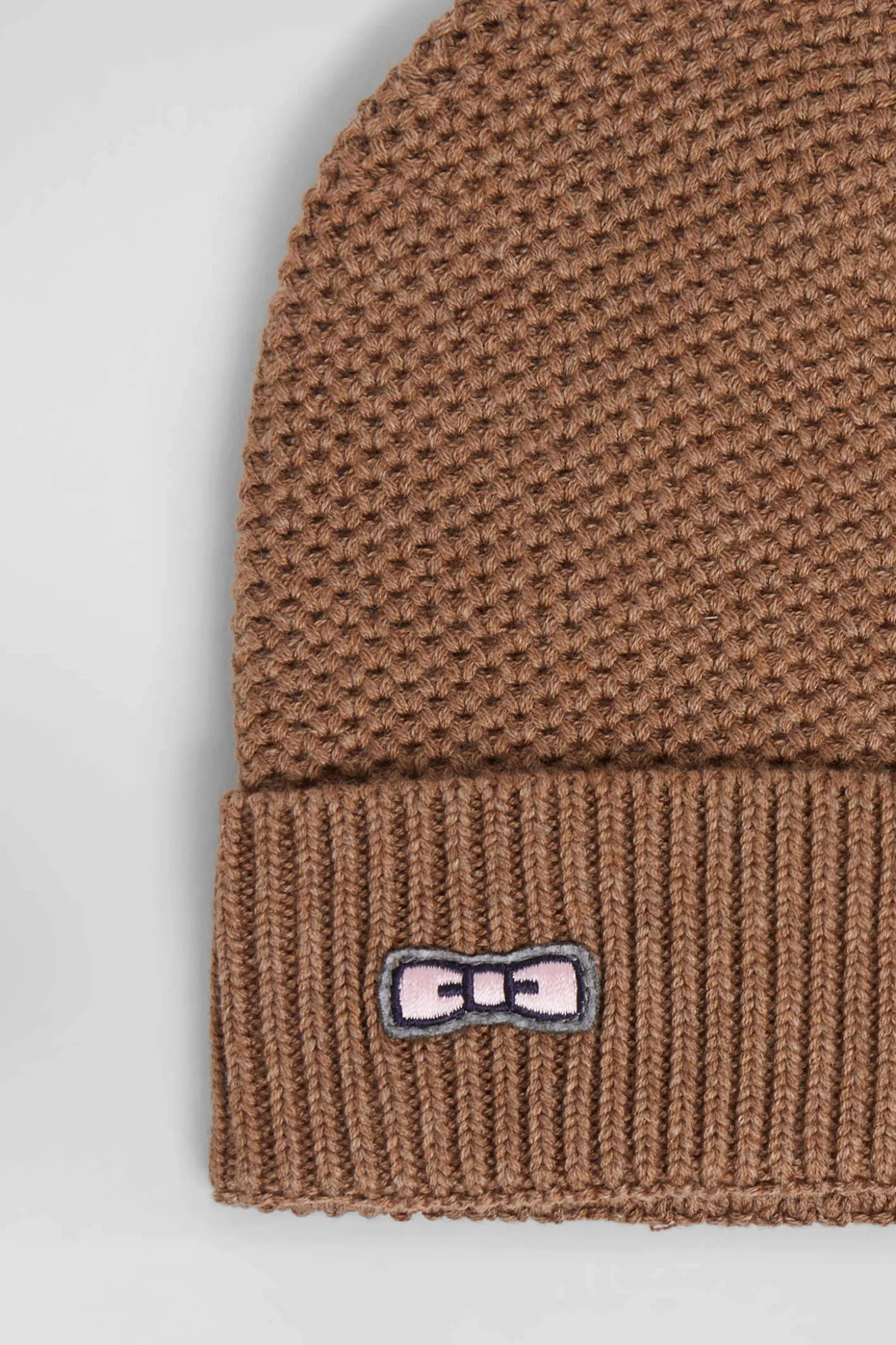 Bonnet uni en coton camel broderie nœud papillon
