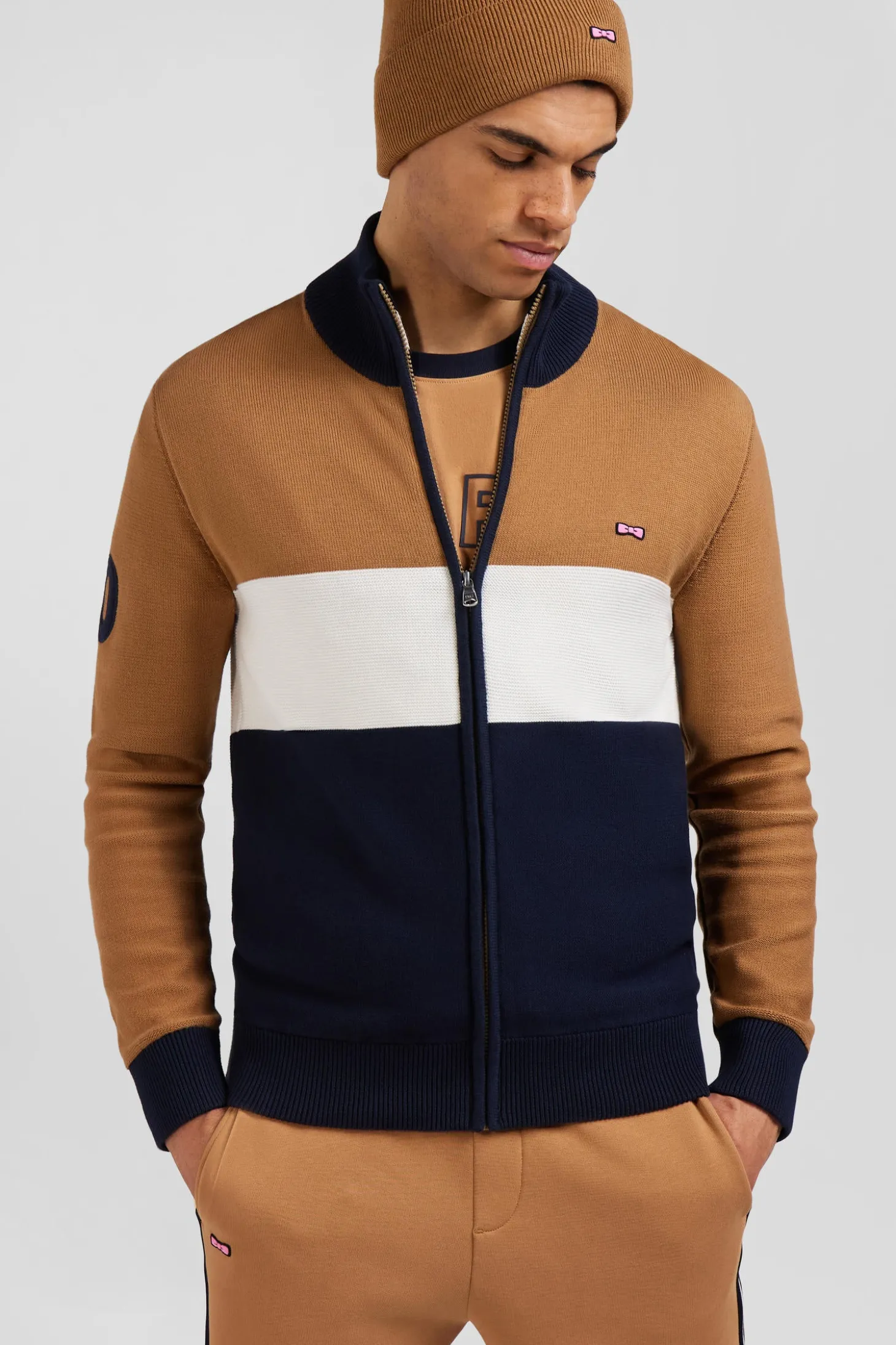 Cardigan zippé à col montant tricolore camel broderie 10 et jeu de maille