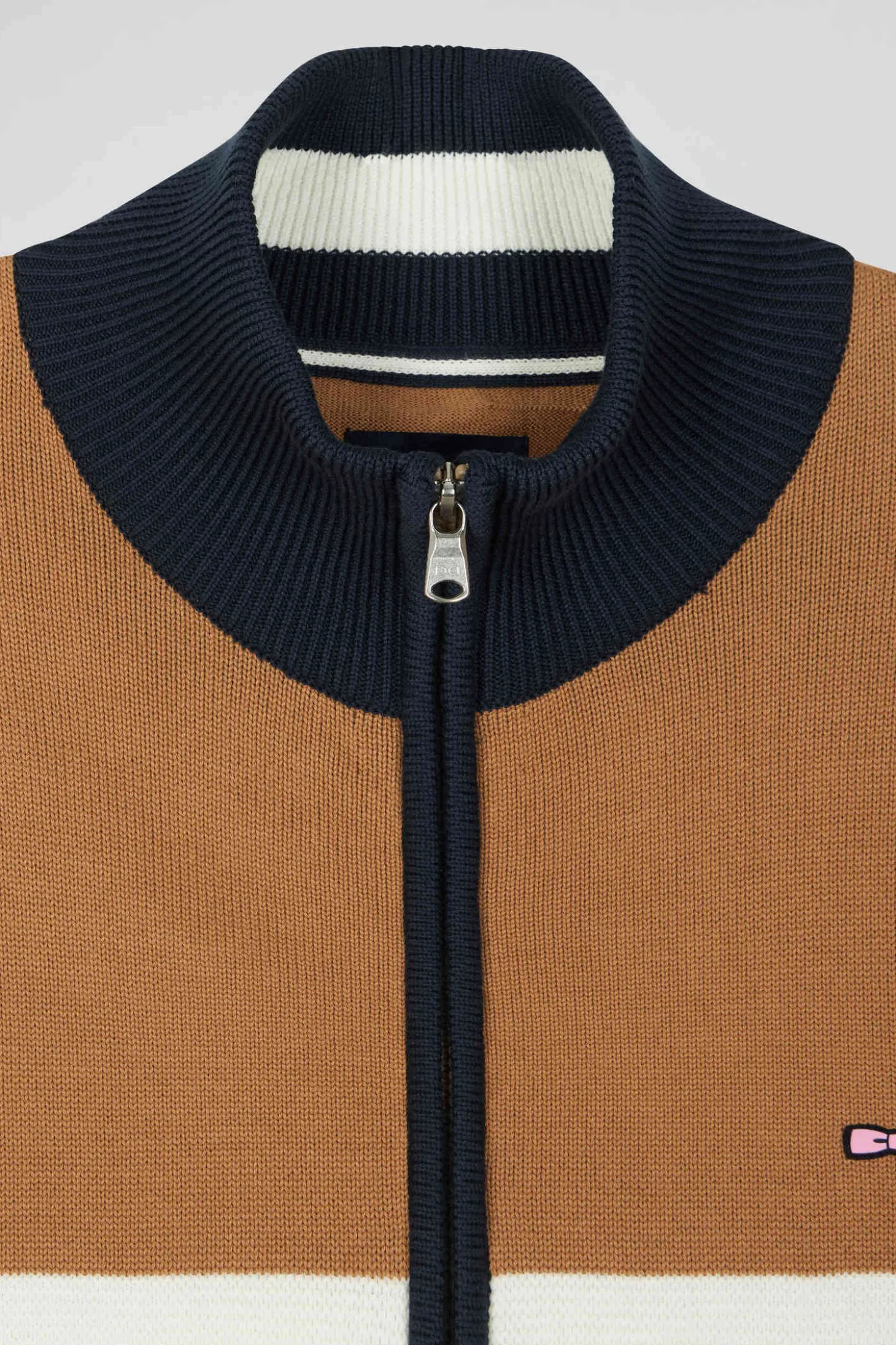 Cardigan zippé à col montant tricolore camel broderie 10 et jeu de maille
