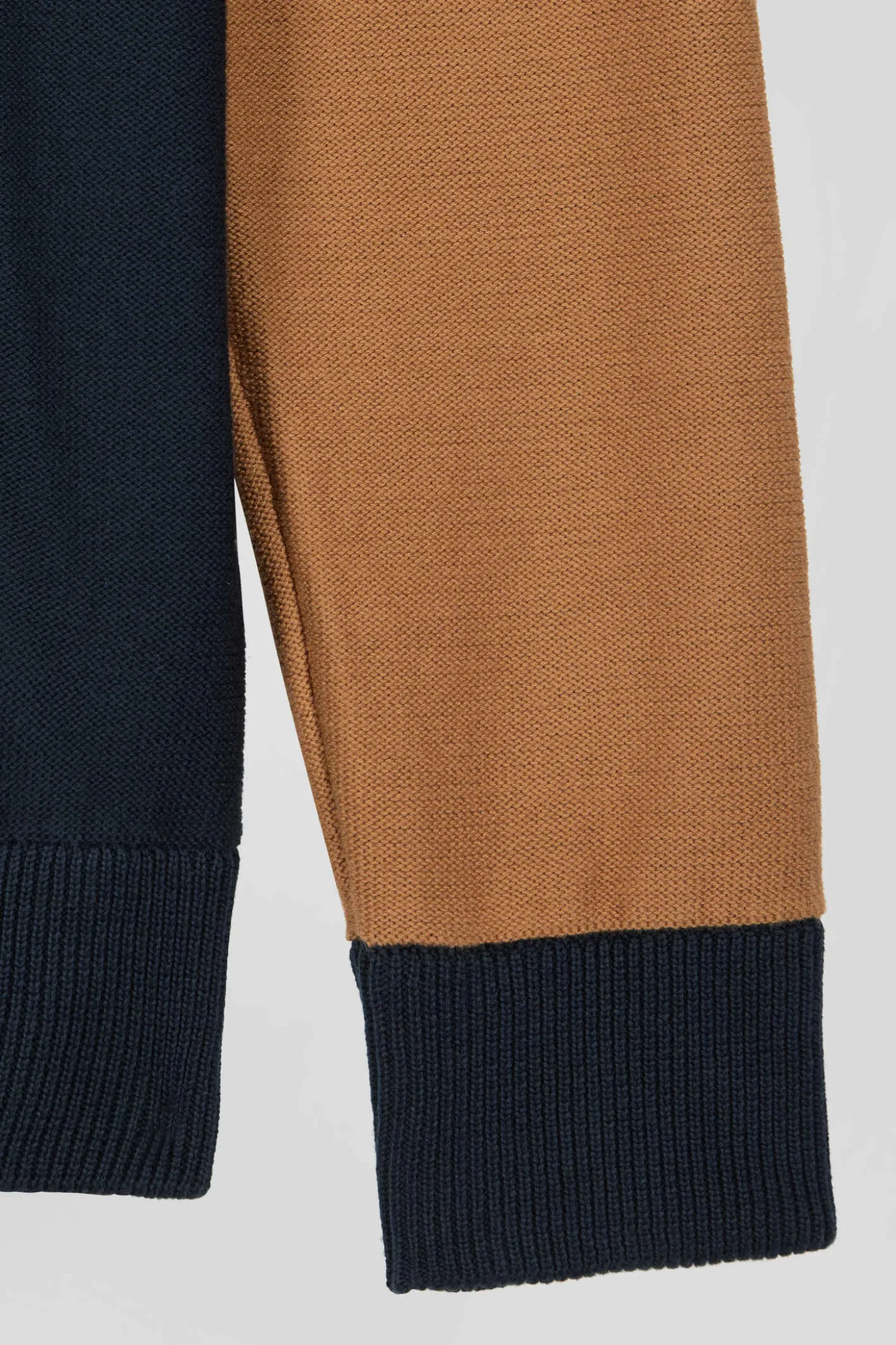 Cardigan zippé à col montant tricolore camel broderie 10 et jeu de maille