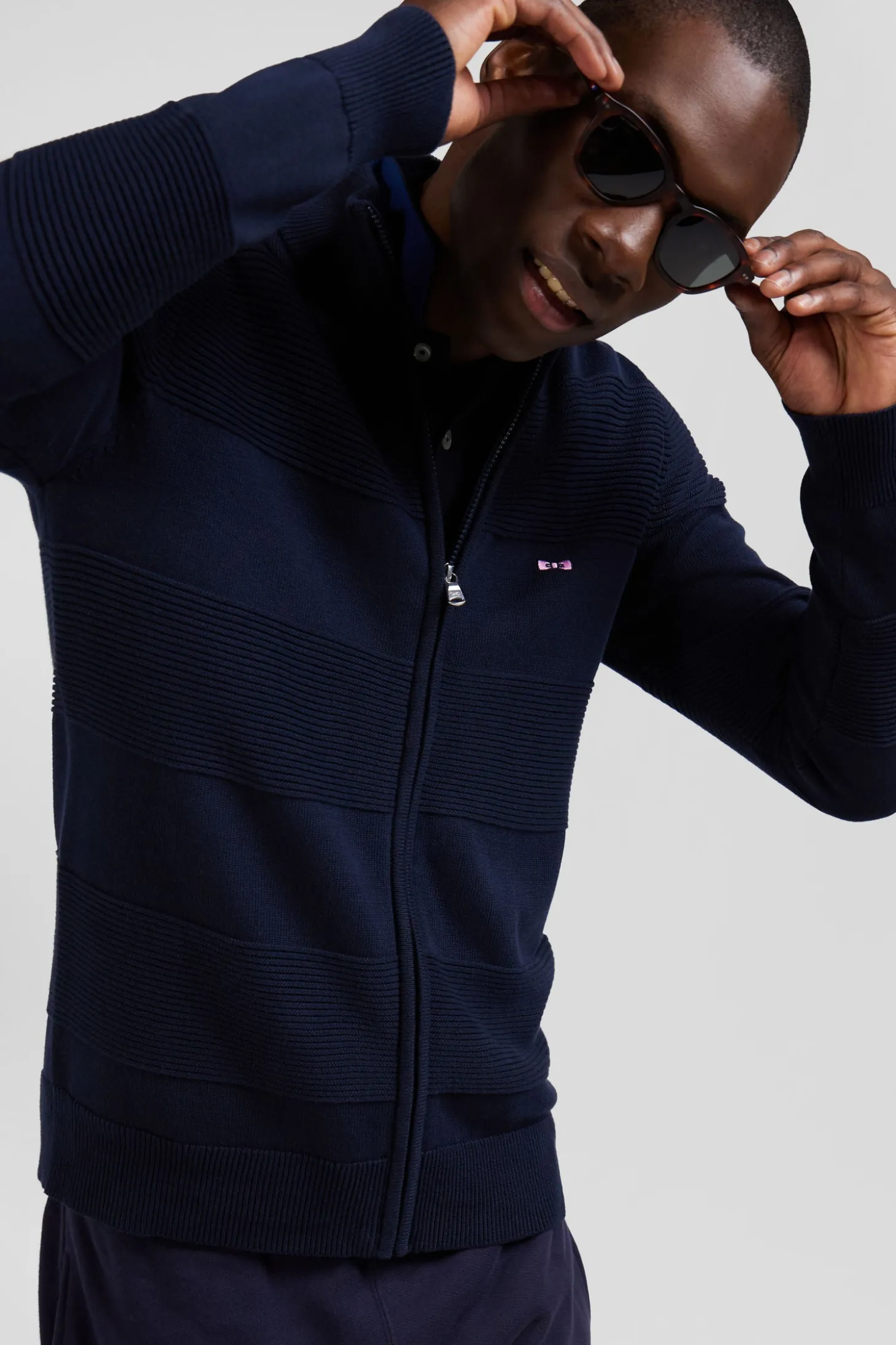 Cardigan zippé en coton uni bleu marine à jeu de maille