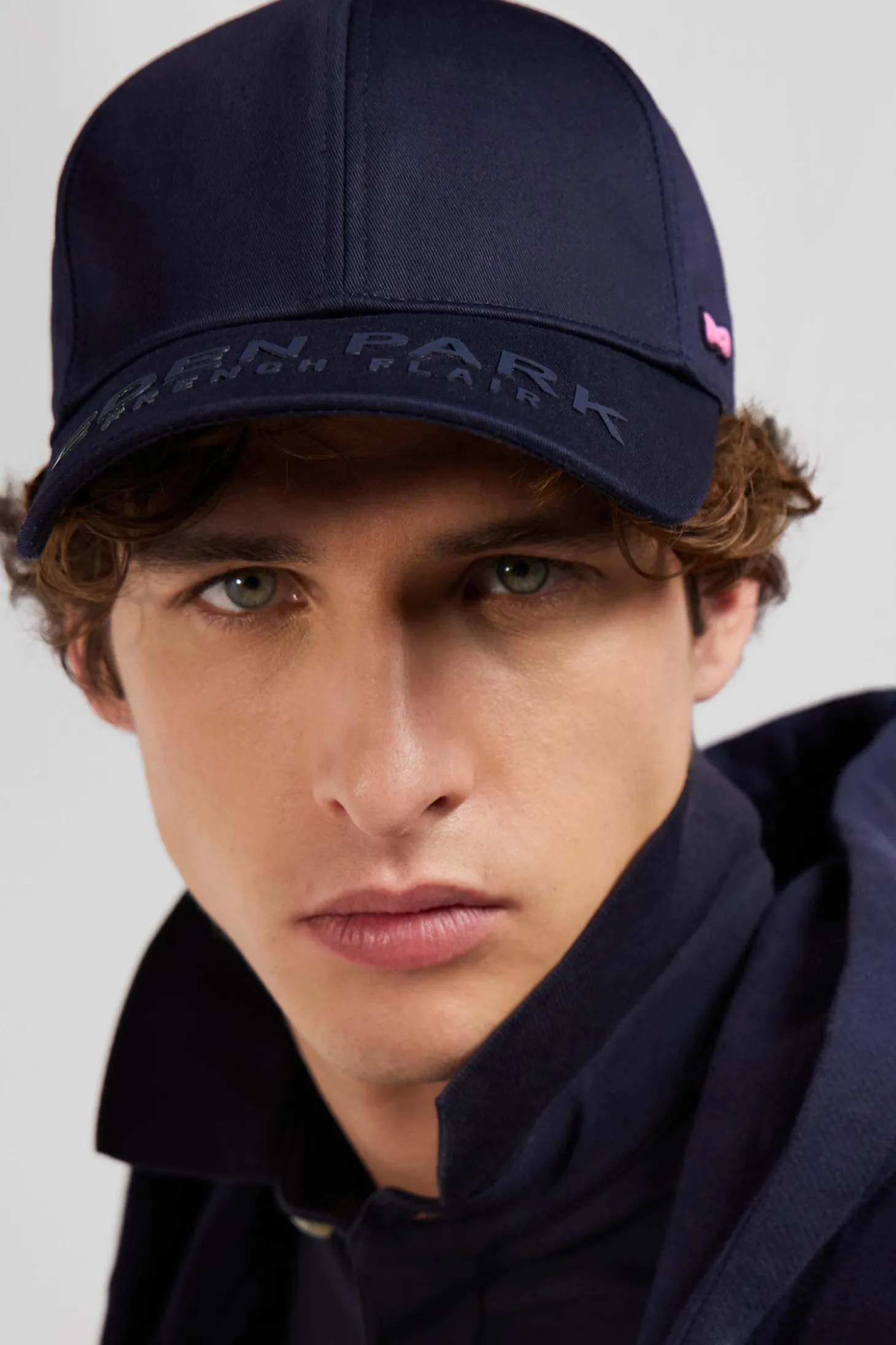 Casquette en coton bleu marine visière siglée