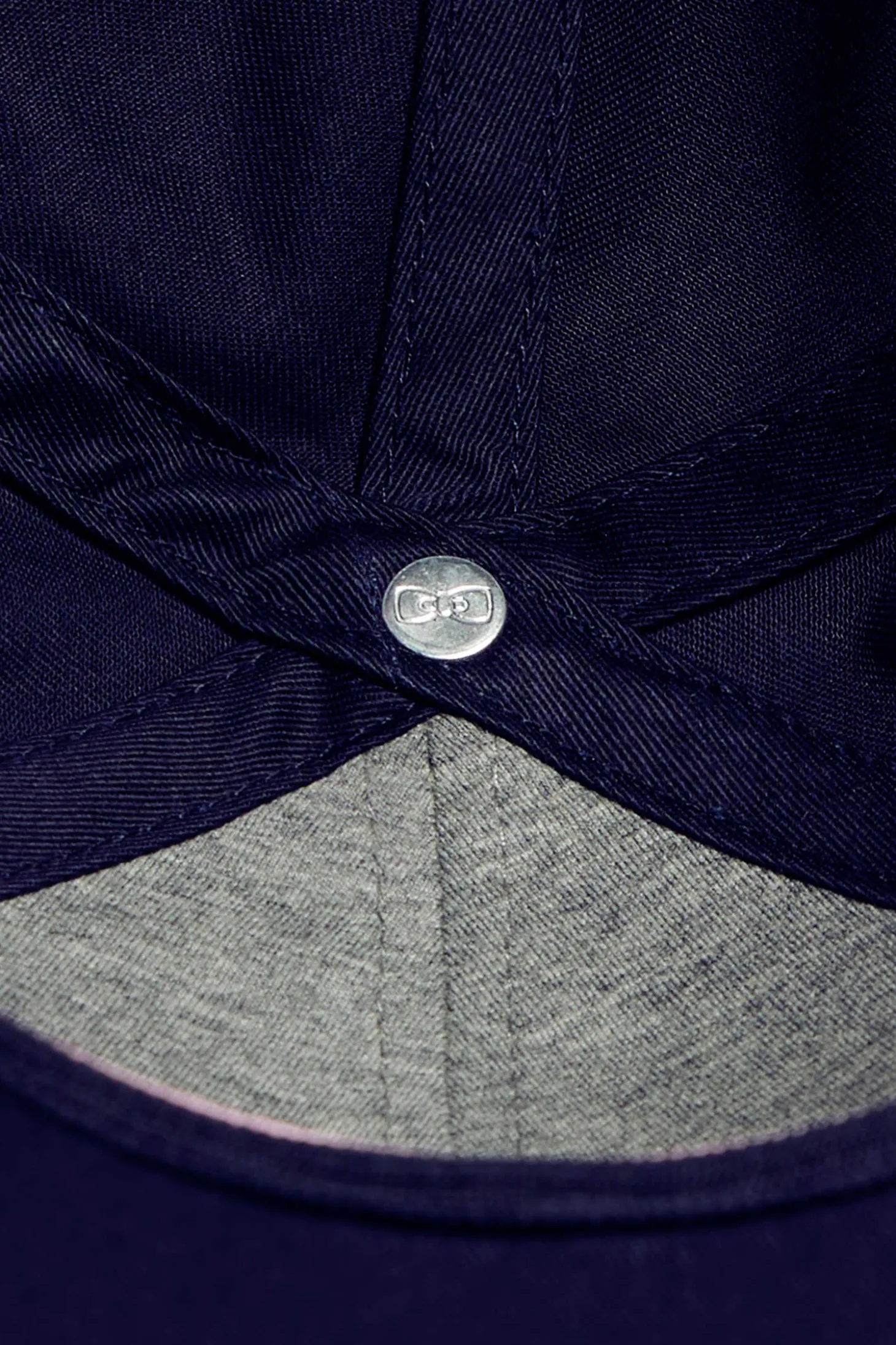 Casquette en coton bleu marine visière siglée