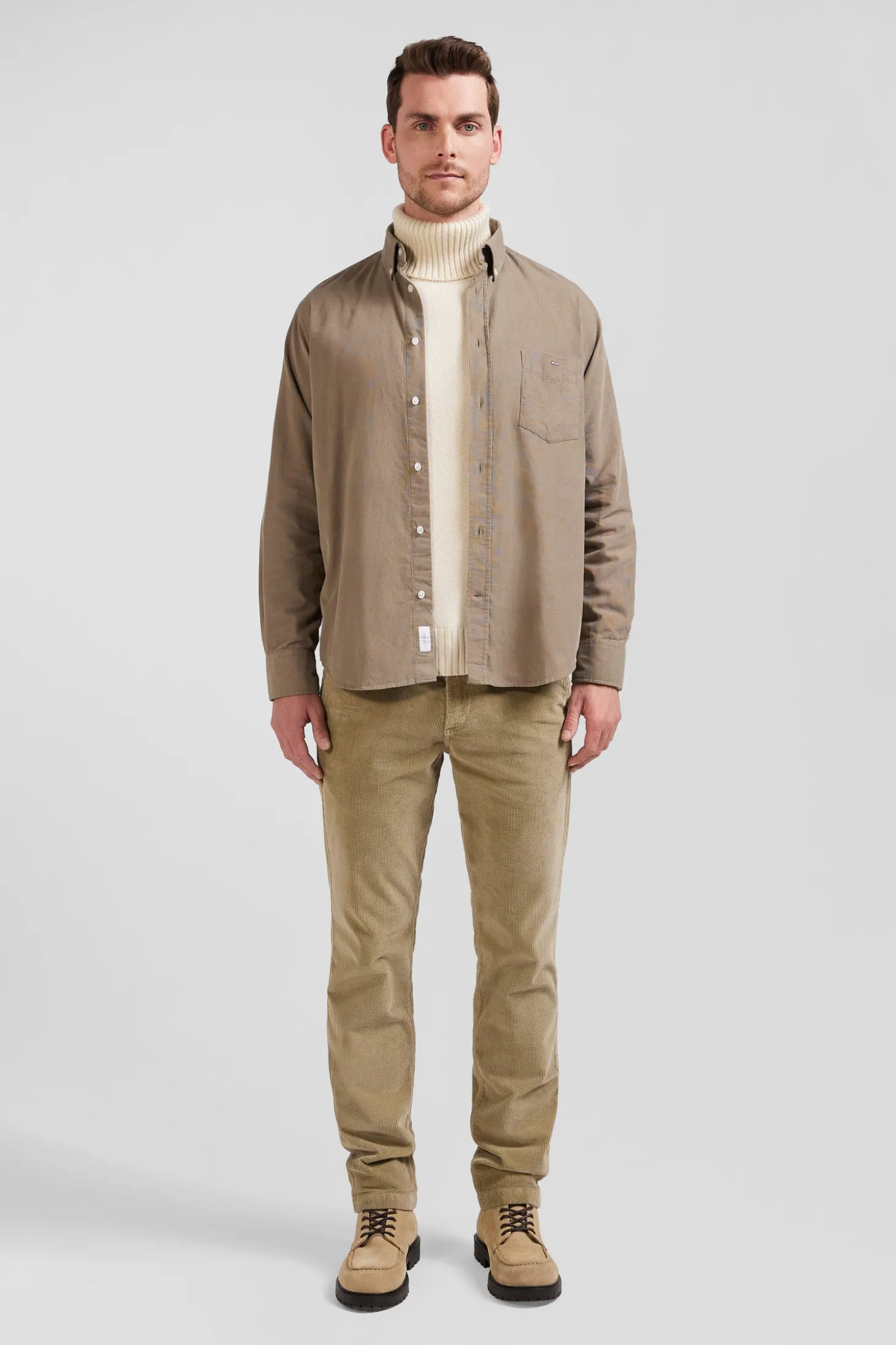 Chemise en coton uni beige col boutonné et poche poitrine coupe Regular