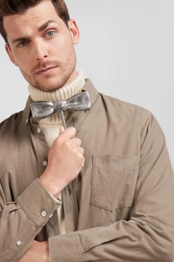 Chemise en coton uni beige col boutonné et poche poitrine coupe Regular