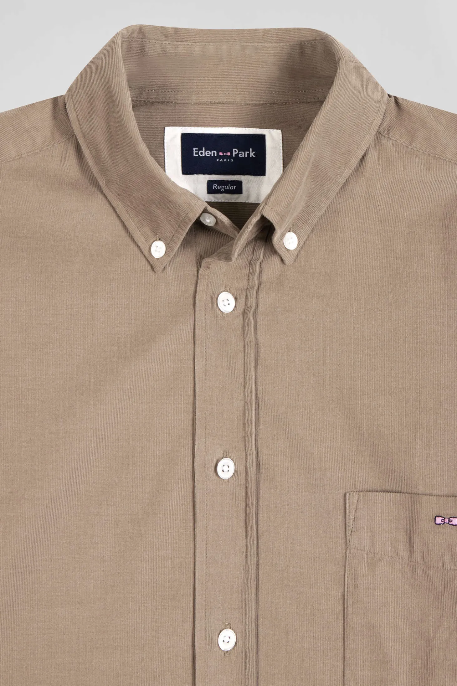 Chemise en coton uni beige col boutonné et poche poitrine coupe Regular