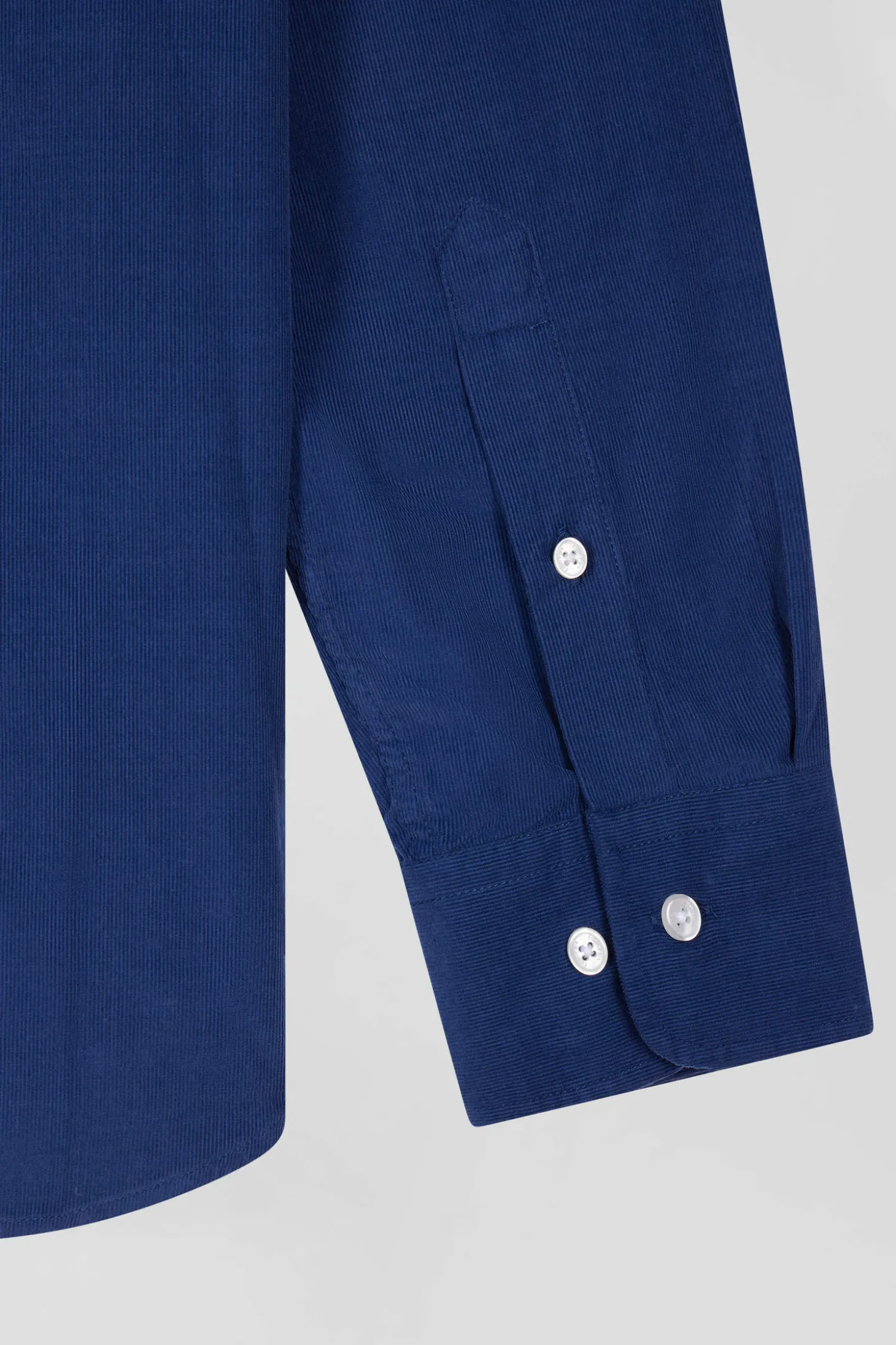 Chemise en coton uni bleu indigo col boutonné et poche poitrine coupe Regular