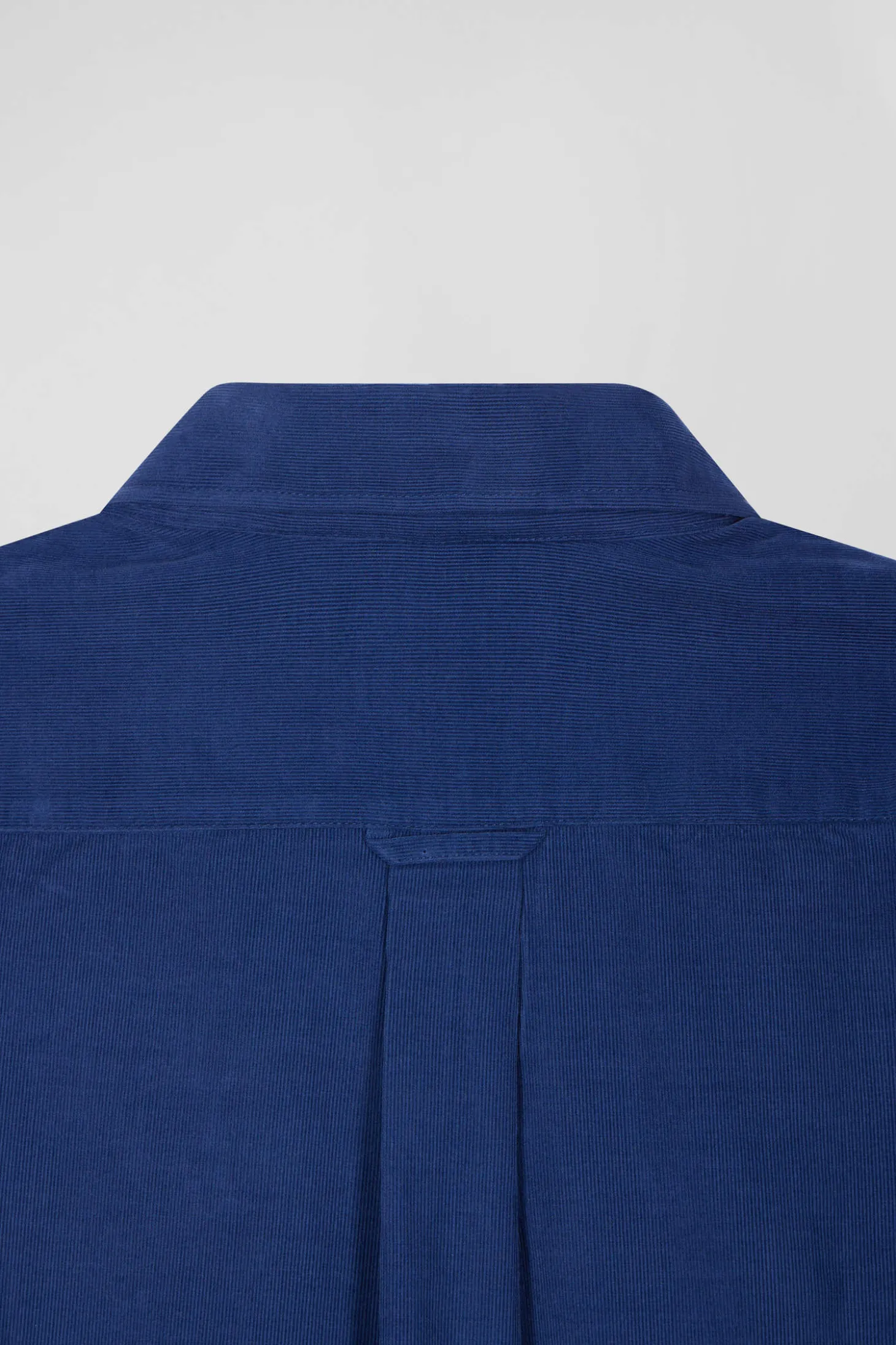 Chemise en coton uni bleu indigo col boutonné et poche poitrine coupe Regular