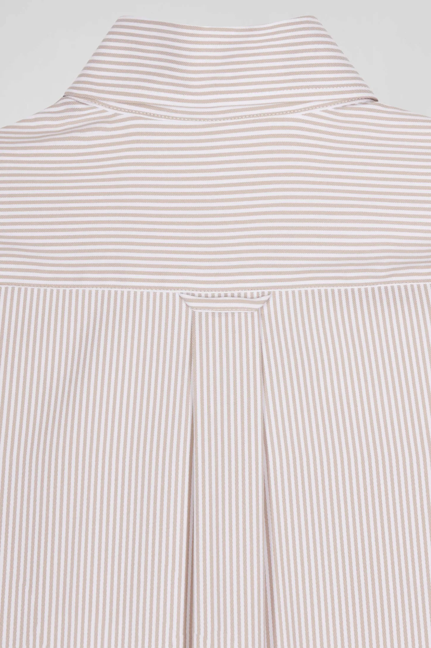 Chemise en popeline de coton beige à rayures bâton coupe Regular