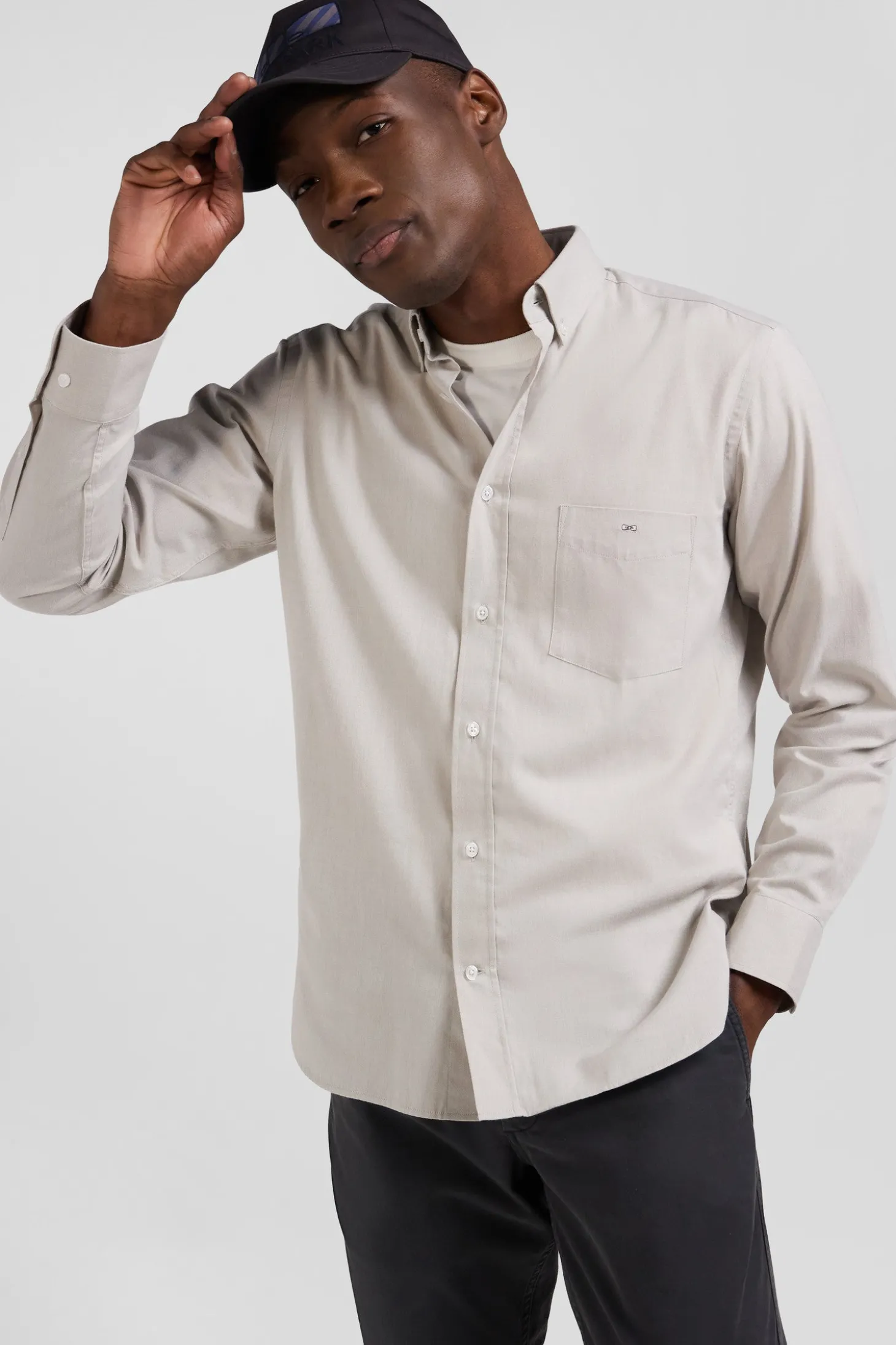Chemise en twill de coton unie grise col à pointes boutonnées coupe Regular