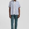 Chemise manches courtes en coton écru microimprimé fleurs coupe Regular