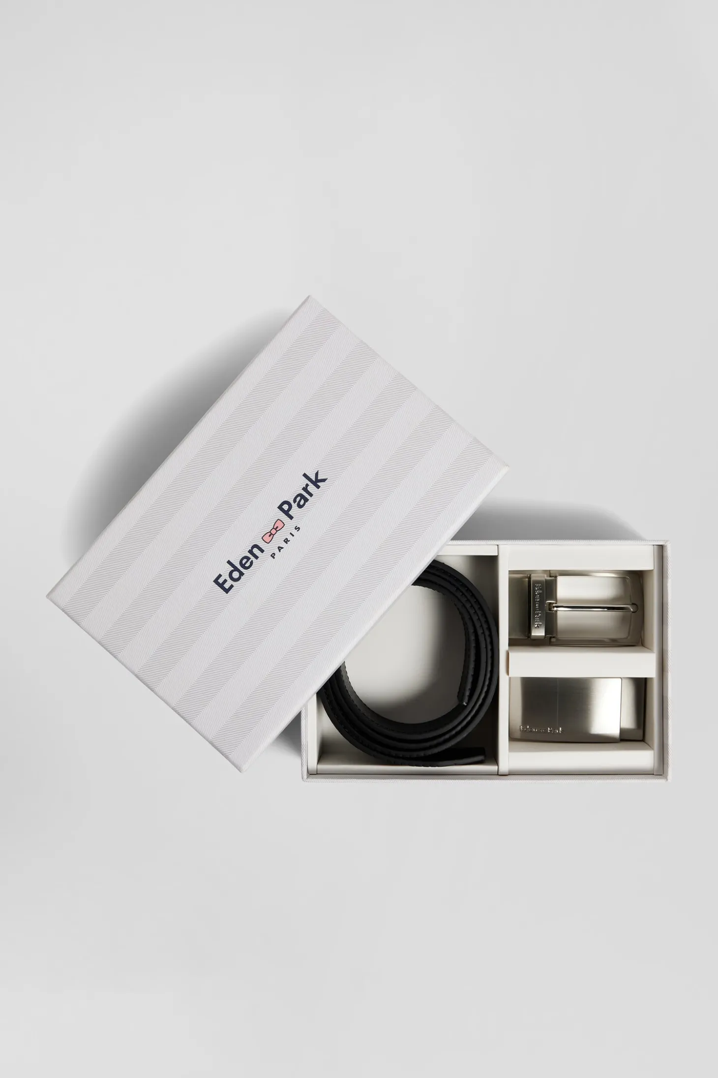 Coffret ceinture en cuir noir et deux boucles métal