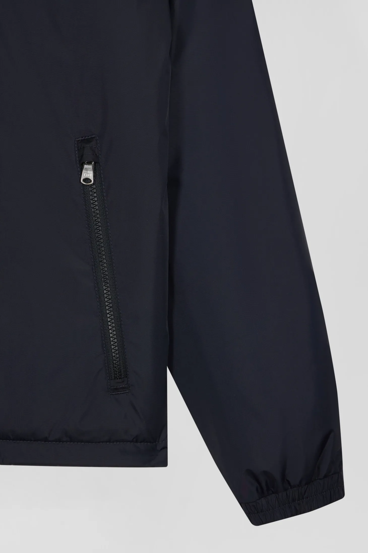 Coupe vent bleu marine en nylon mat broderie dos cerclée