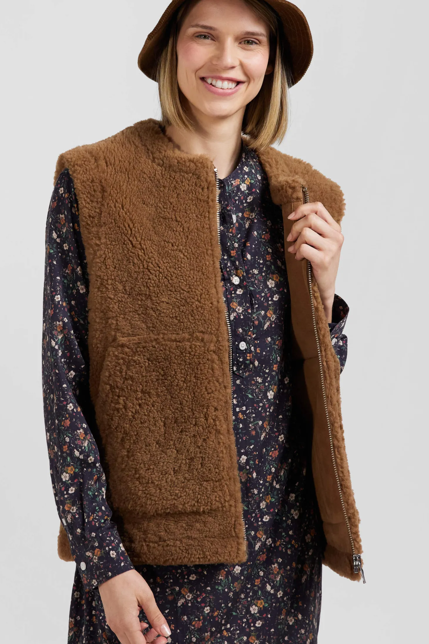 Gilet sans manches zippé en peau retournée camel coupe Relaxed
