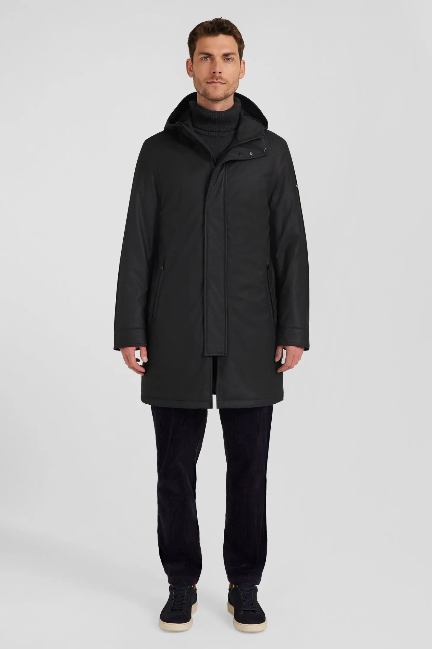 Imperméable noir à capuche intégrée