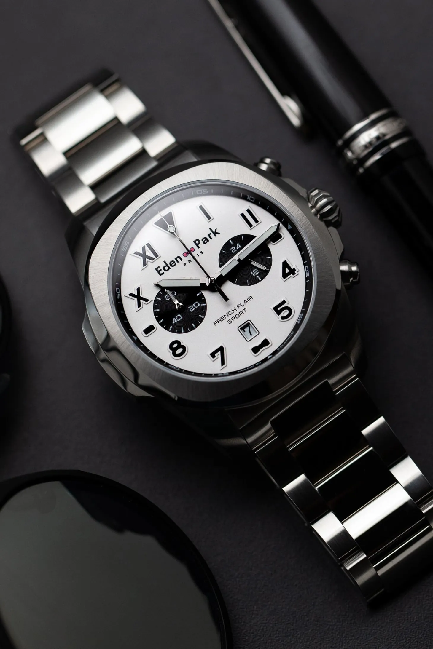 Montre à quartz chronographe en acier argenté