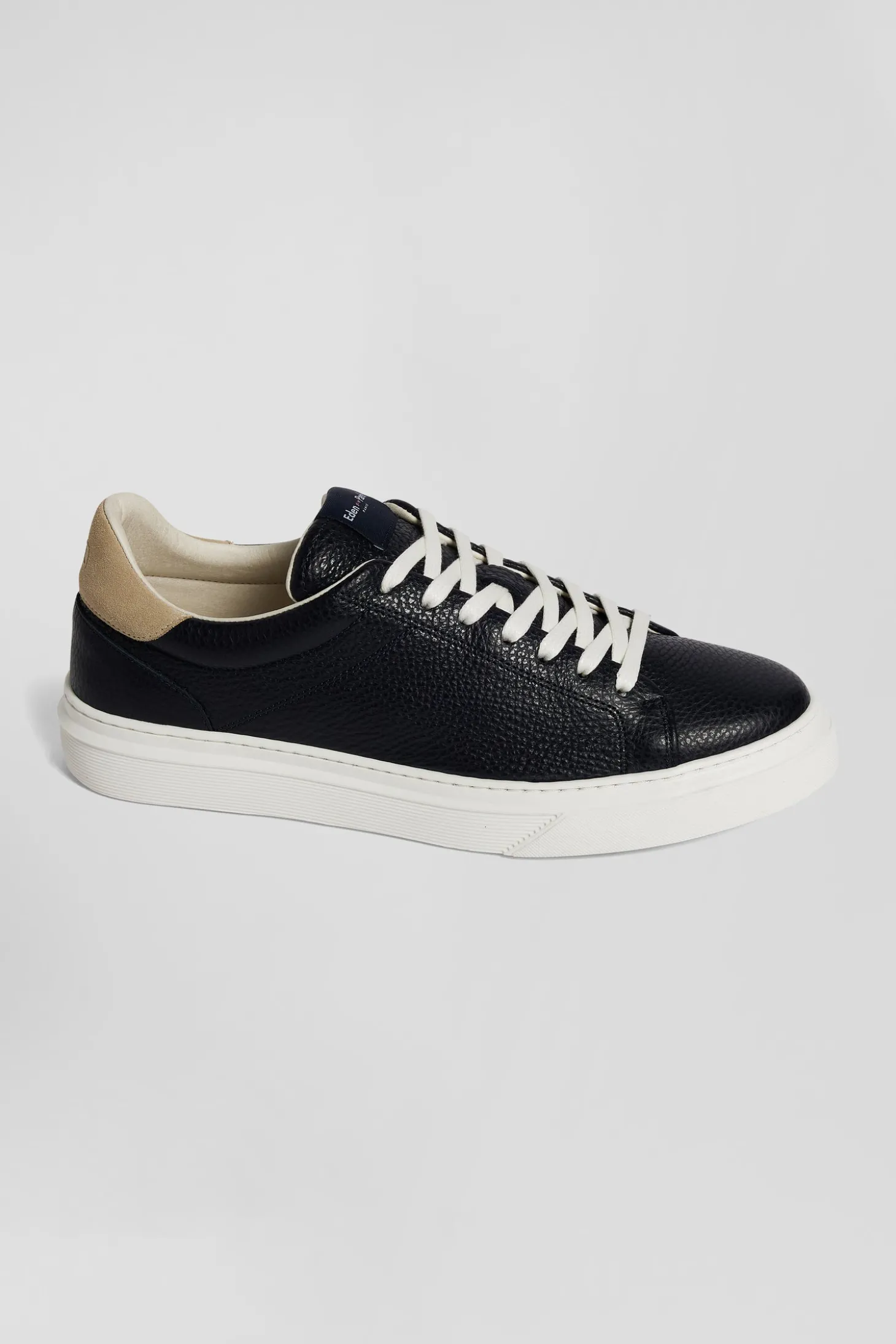 Paire de baskets basses en cuir bleu marine