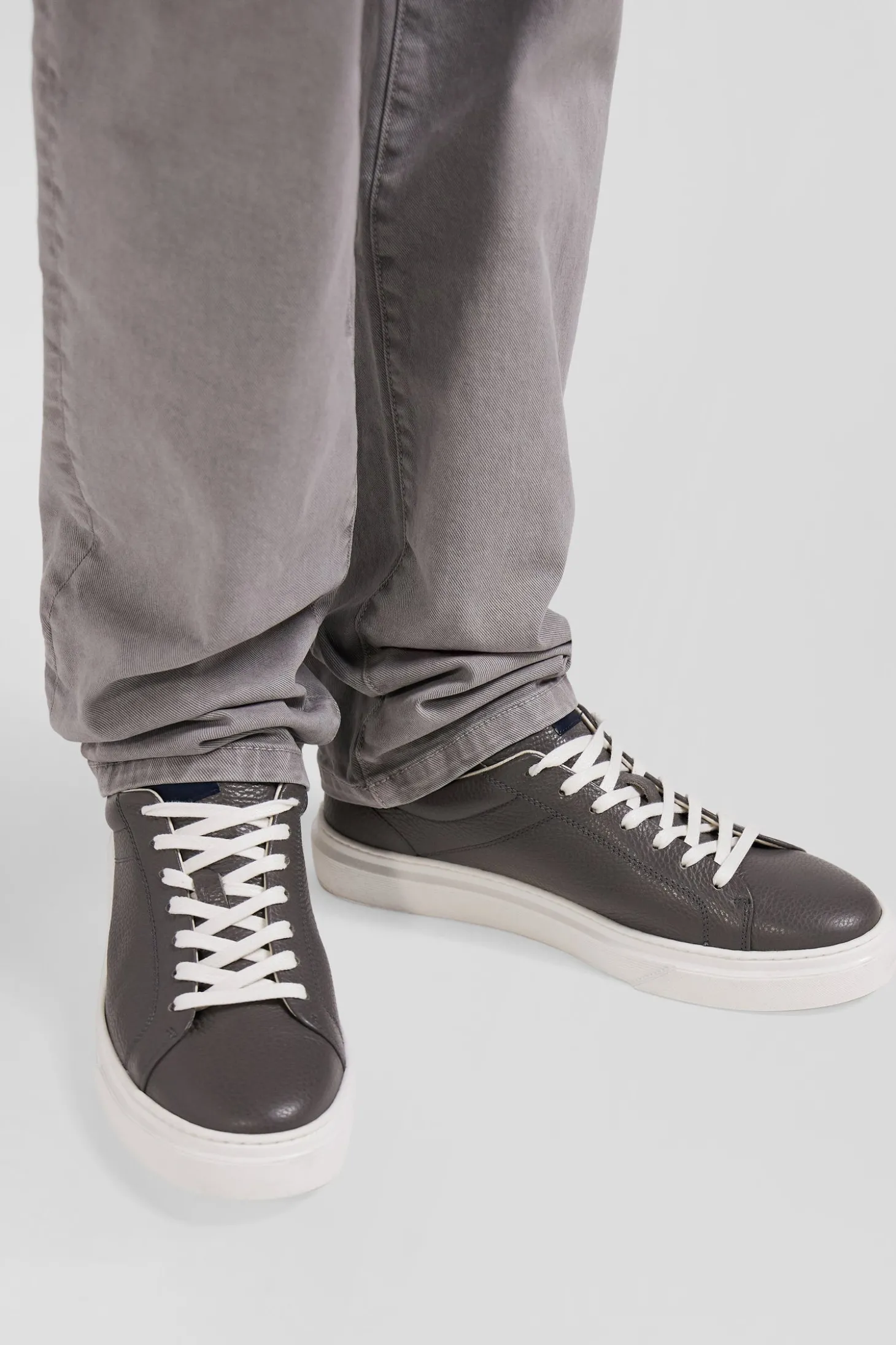 Paire de baskets basses en cuir gris anthracite