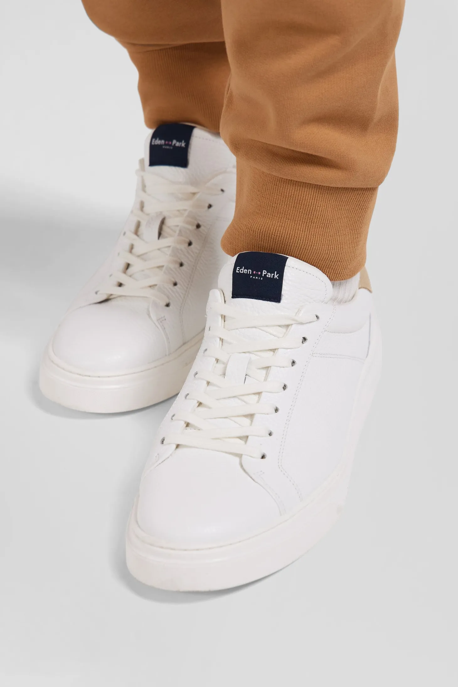 Paire de baskets basses en cuir blanc