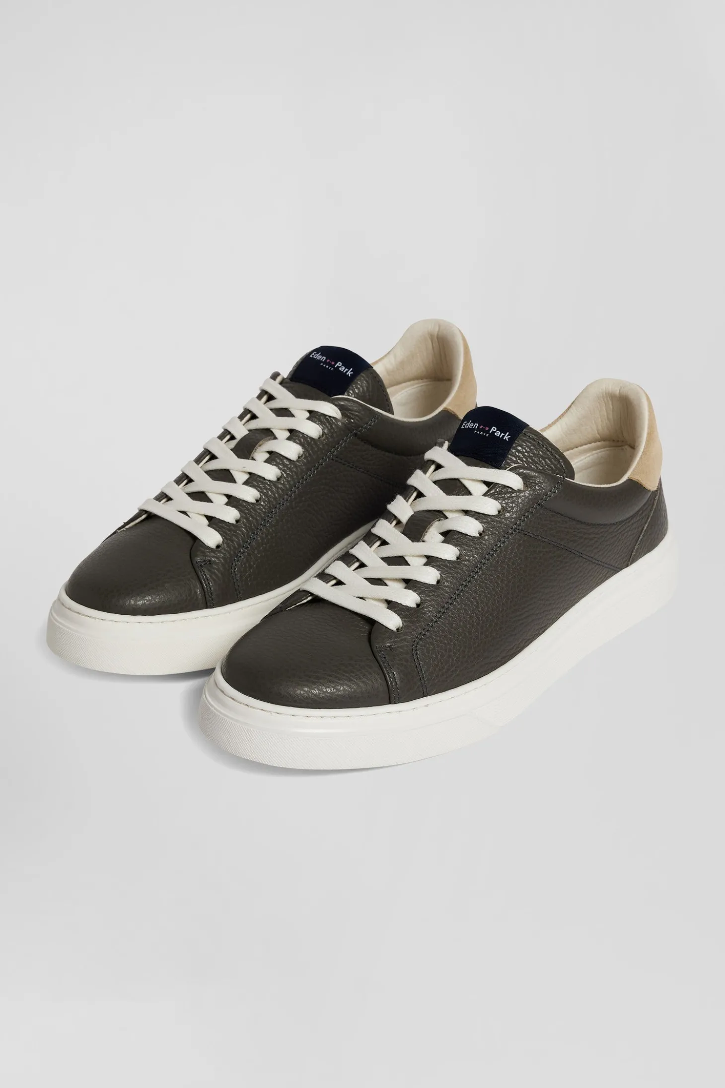 Paire de baskets basses en cuir gris anthracite