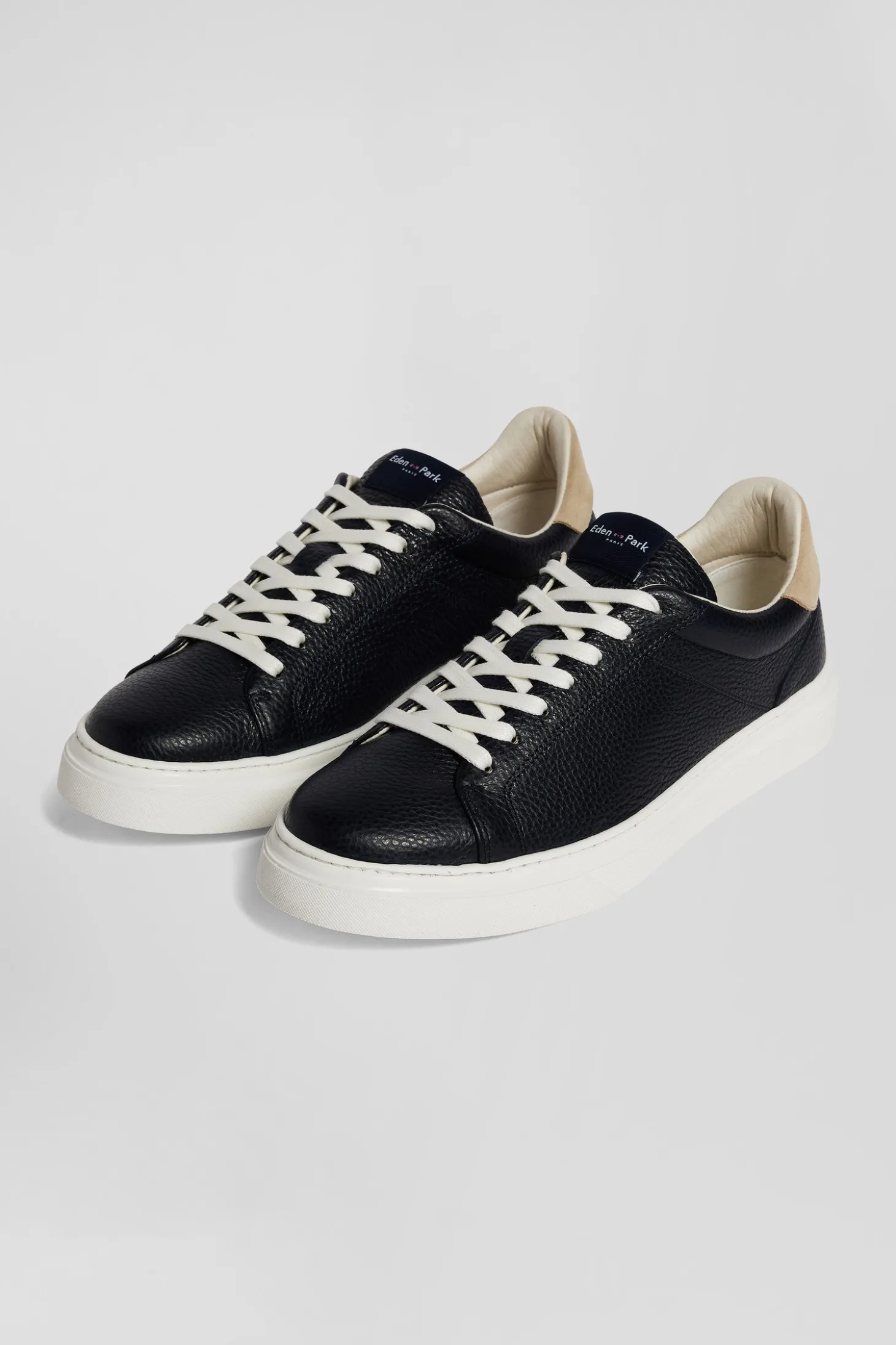 Paire de baskets basses en cuir bleu marine