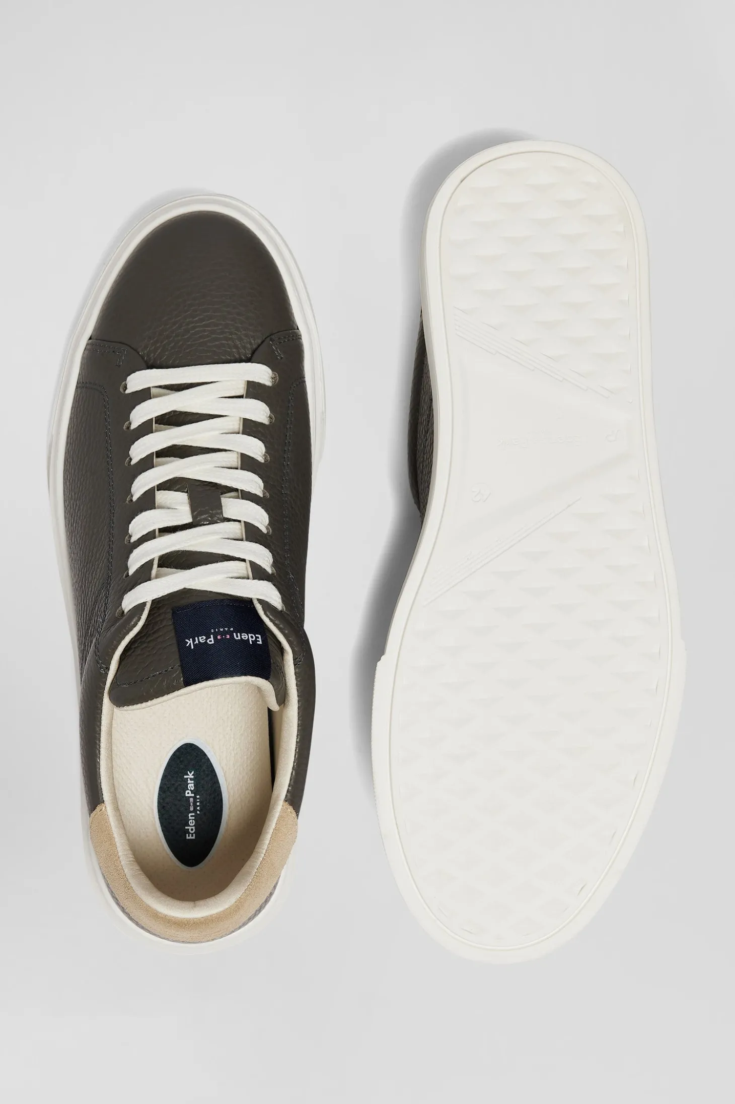Paire de baskets basses en cuir gris anthracite