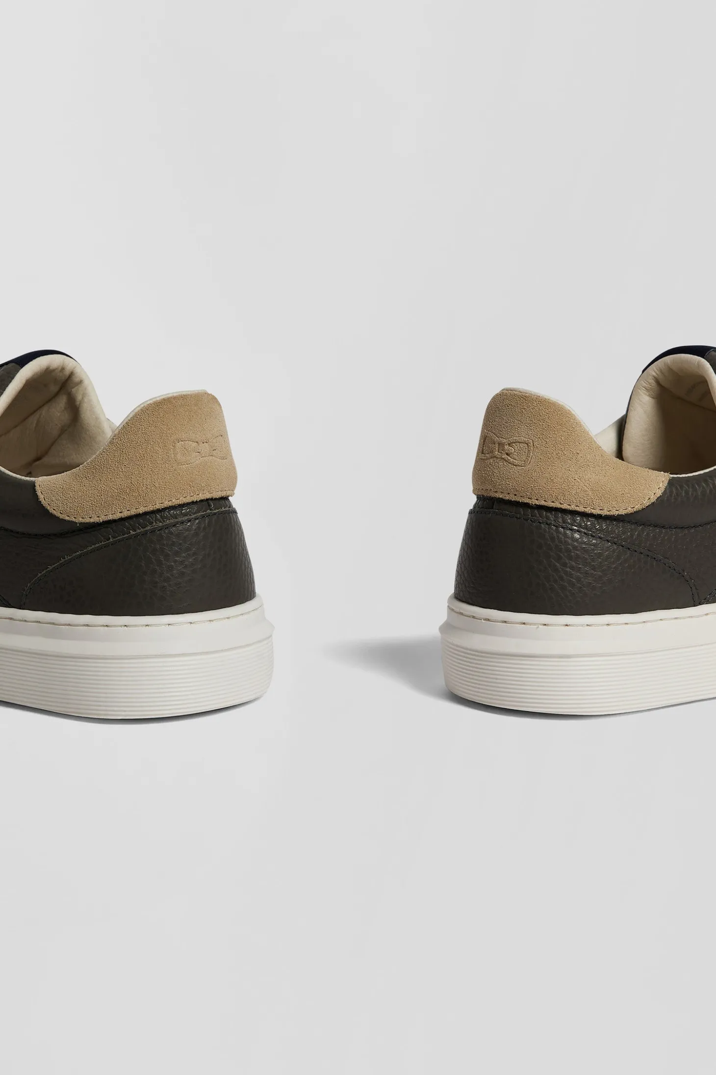 Paire de baskets basses en cuir gris anthracite