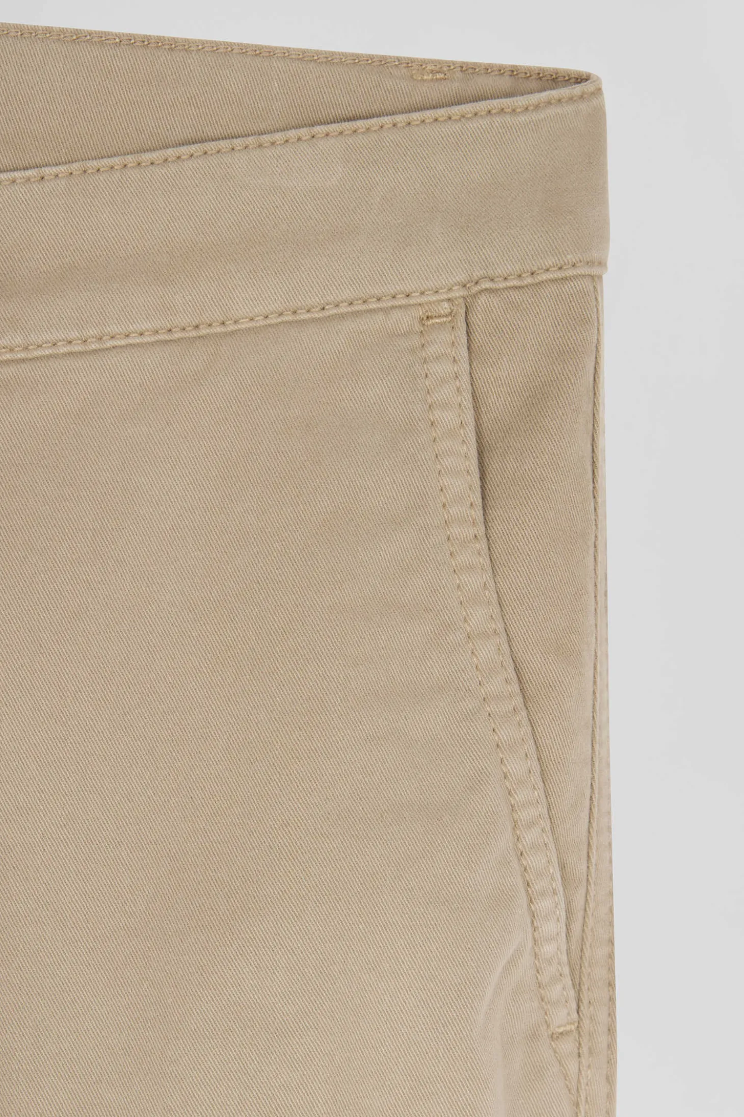 Pantalon chino beige en gabardine de coton stretch coupe Regular