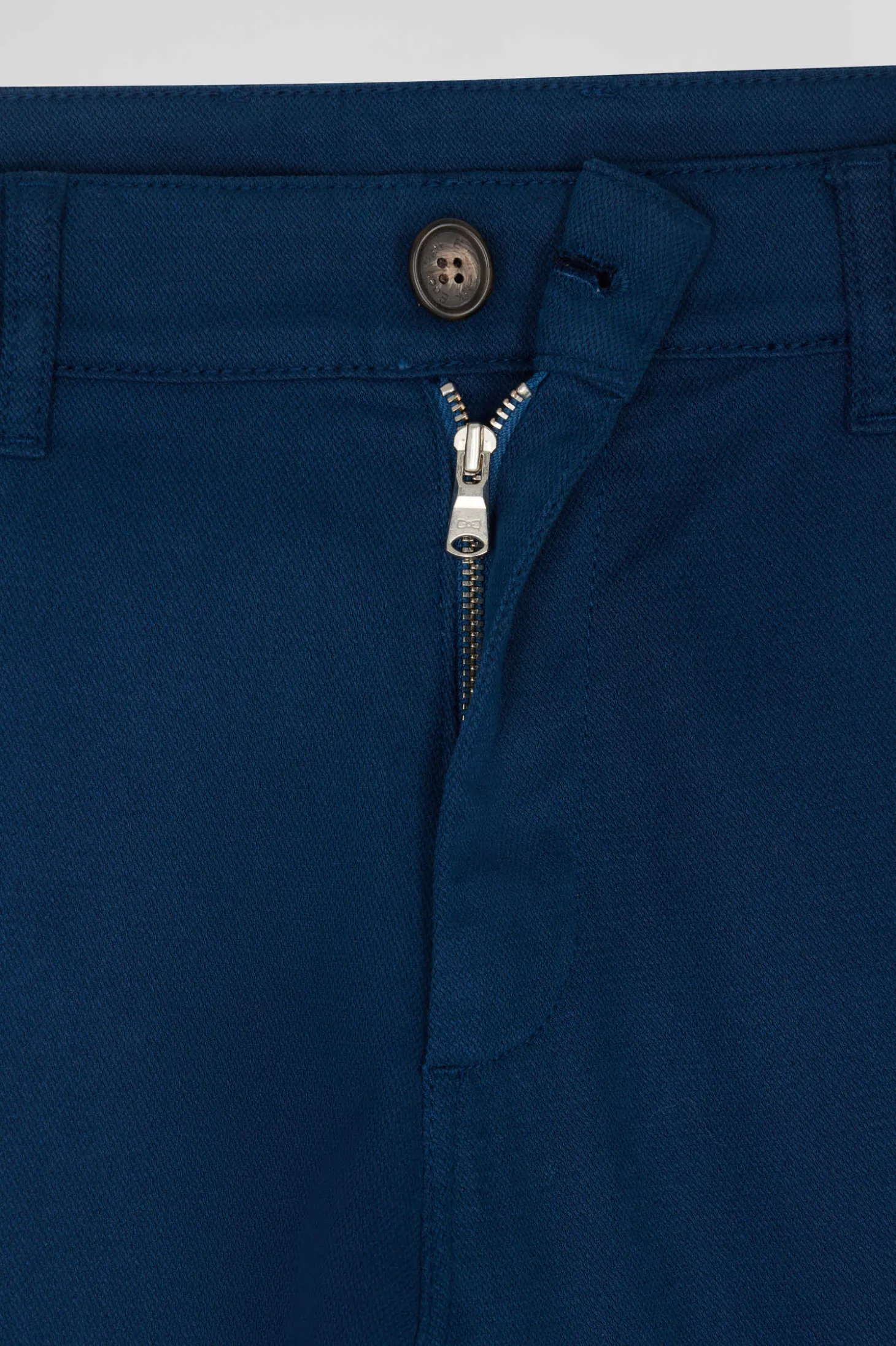 Pantalon chino en piqué de coton stretch et modal bleu coupe Regular