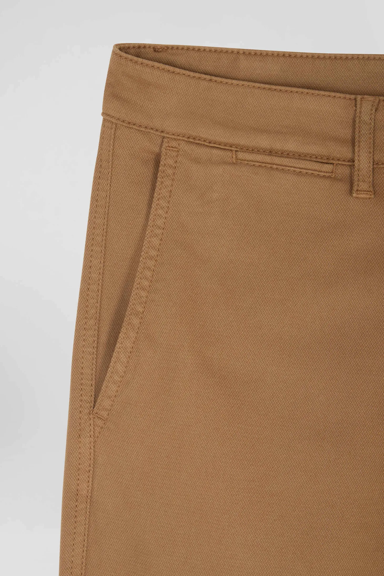 Pantalon chino en piqué de coton stretch et modal beige coupe Regular