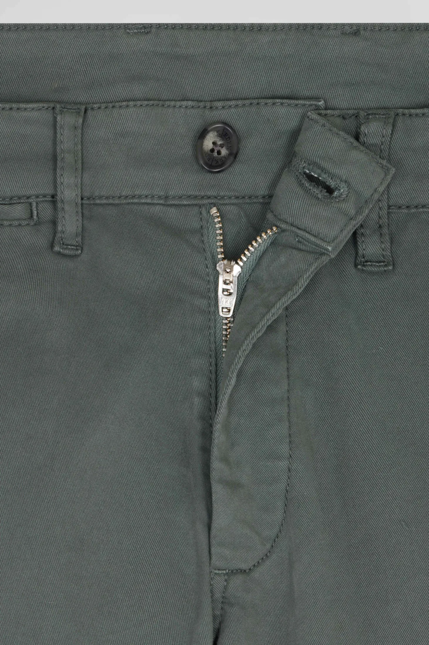 Pantalon chino gris en gabardine de coton stretch coupe Regular