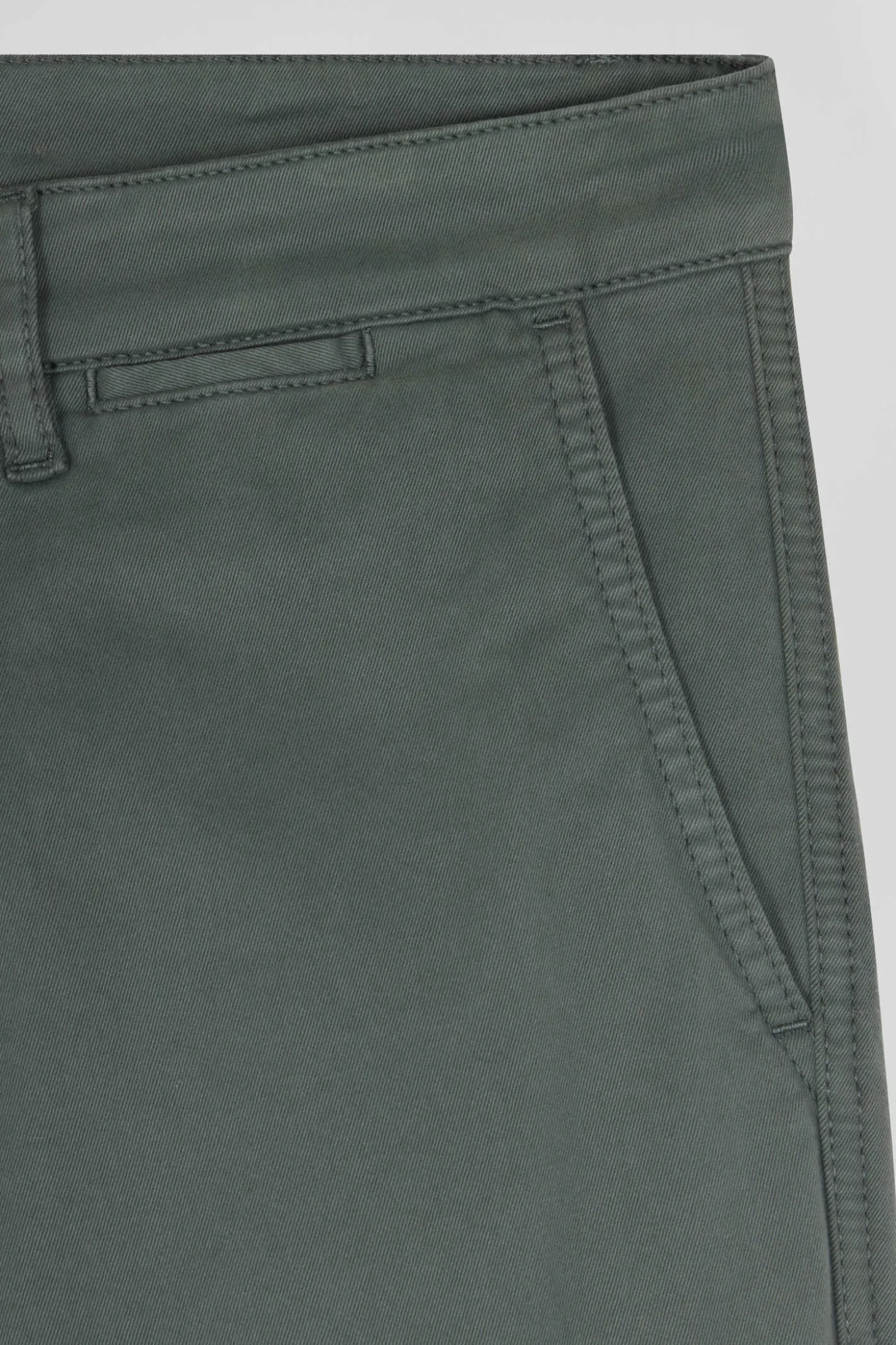 Pantalon chino gris en gabardine de coton stretch coupe Regular