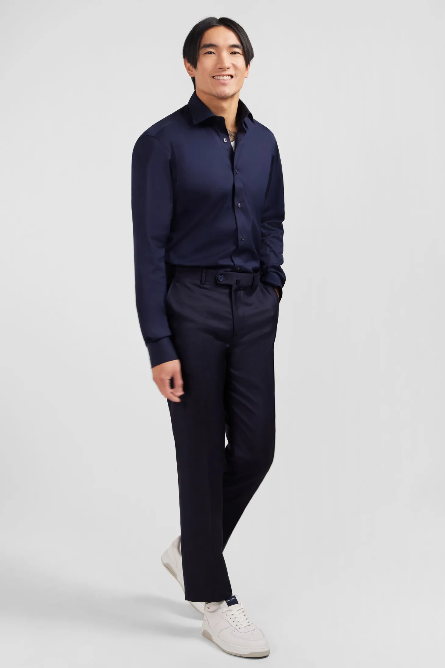 Pantalon regular bleu foncé en laine à plis cassés