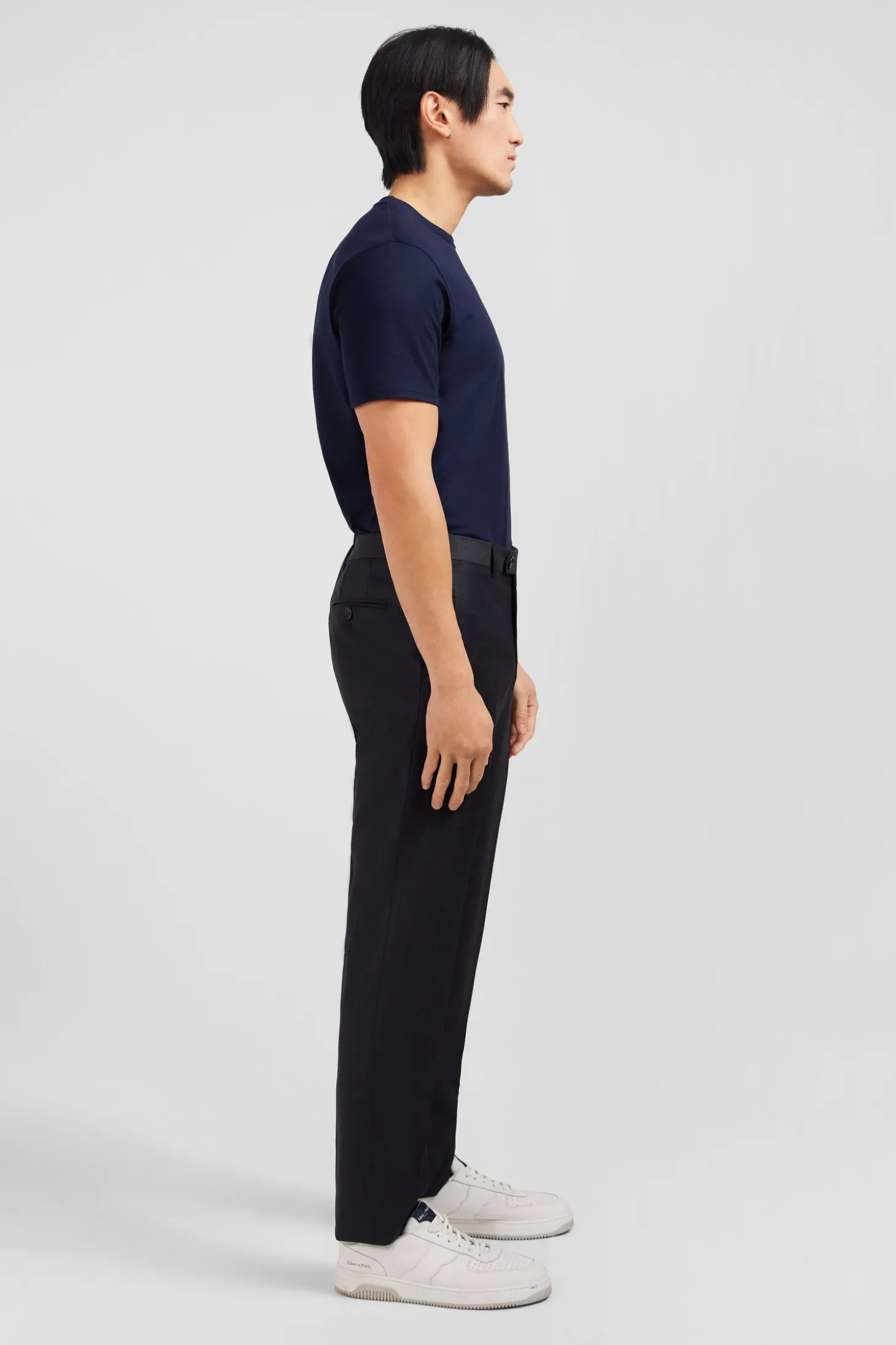 Pantalon regular gris foncé en laine à plis cassés