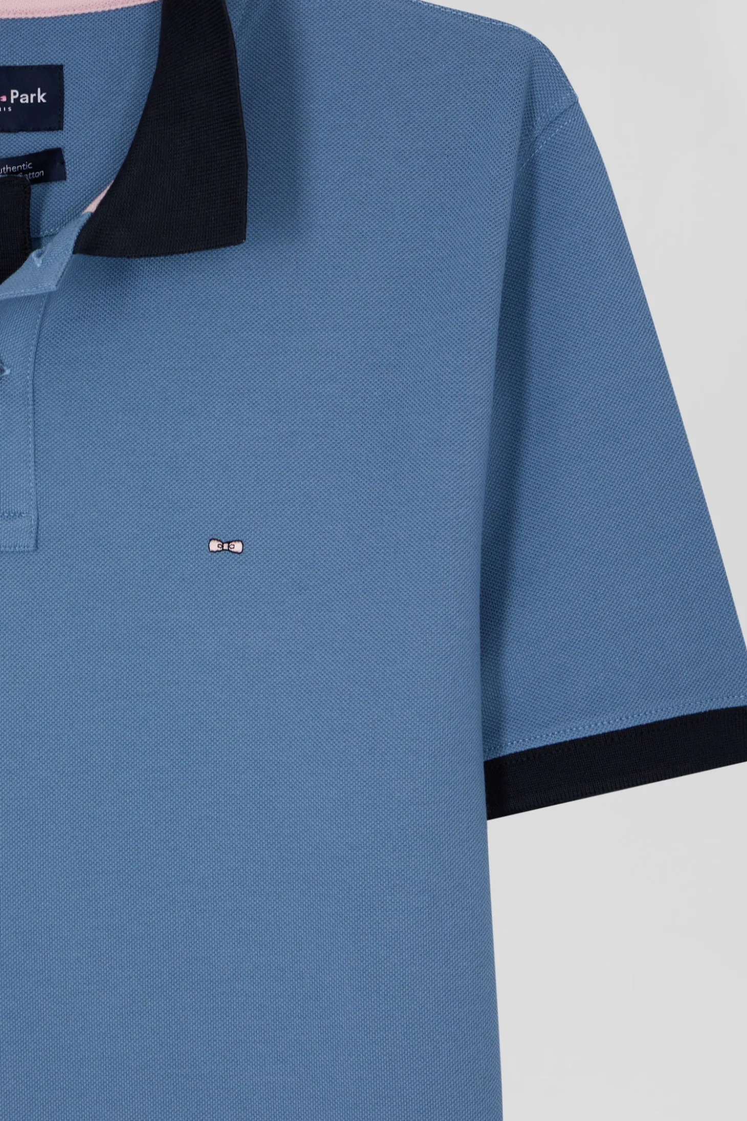 Polo manches courtes en piqué coton ciel détails contrastés coupe Regular