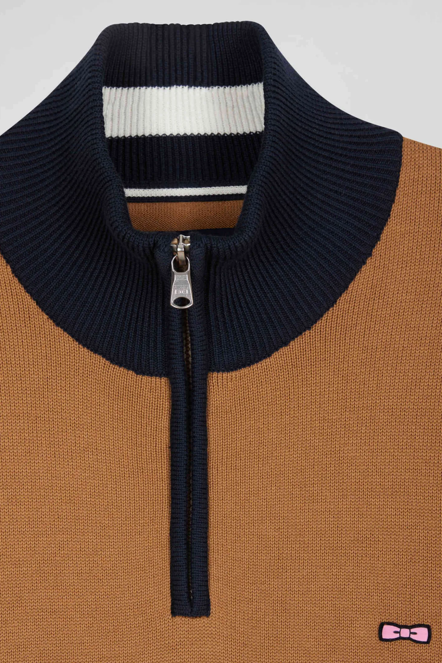Pull col camionneur zippé colorblock en coton camel brodé coupe Regular