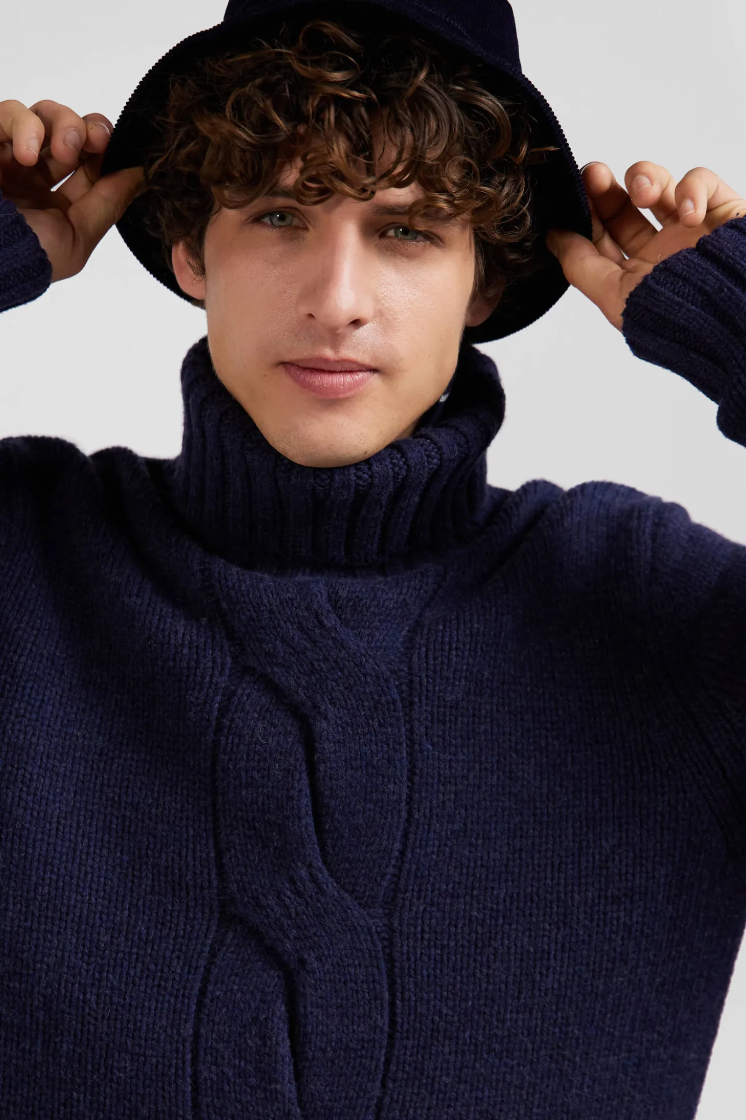 Pull col roulé en laine vierge et polyamide recyclé bleu marine coupe Regular
