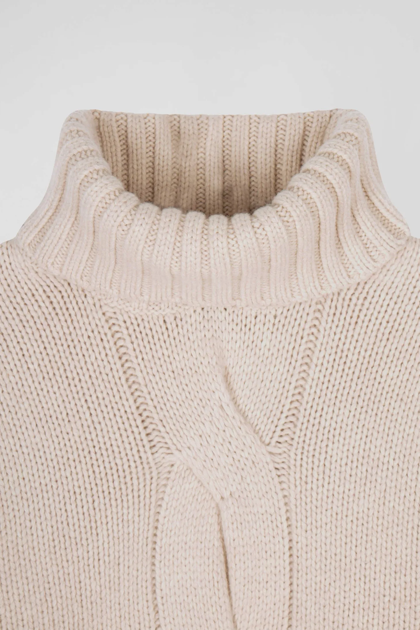 Pull col roulé en laine vierge et polyamide recyclé écru coupe Regular