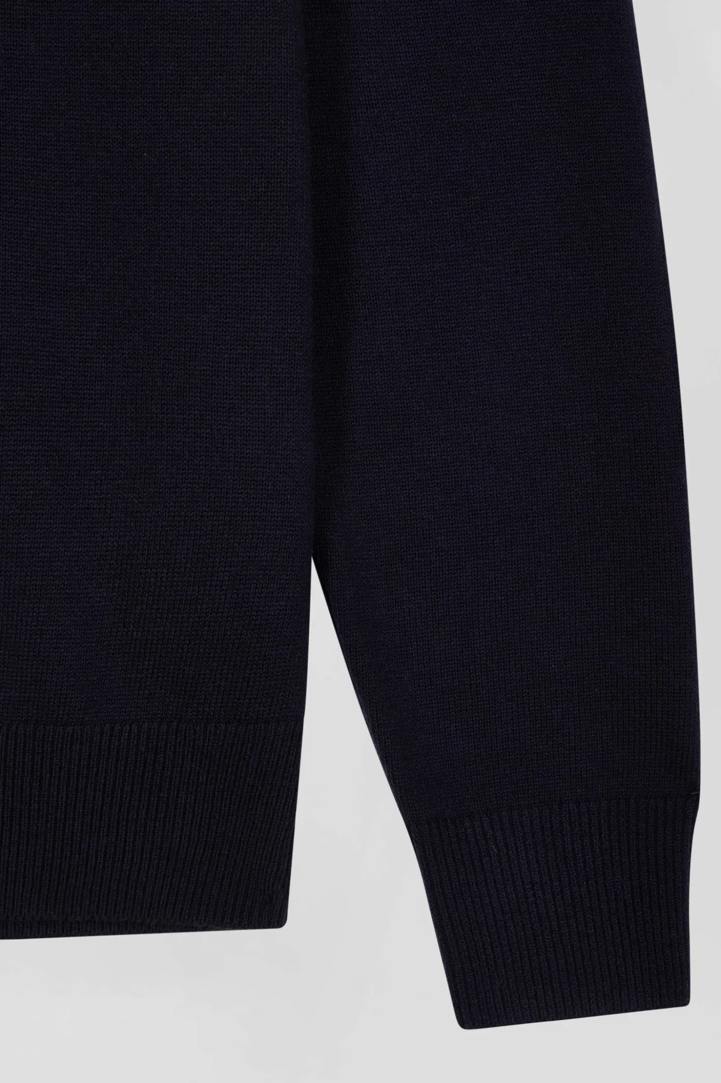 Pull col V en laine et coton bleu marine demi-lune cerclée coupe Regular