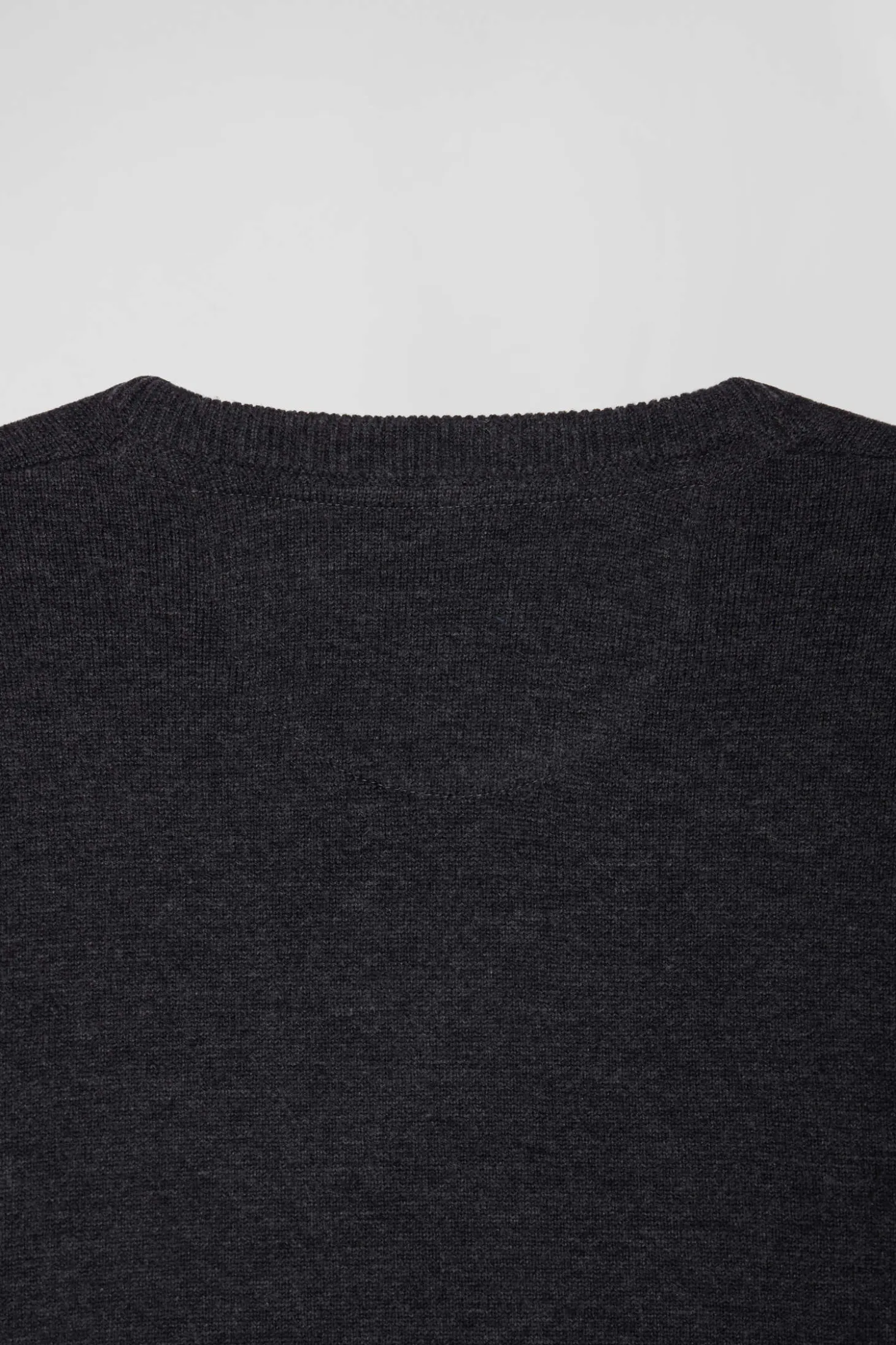 Pull col V en laine et coton gris anthracite demi-lune cerclée coupe Regular
